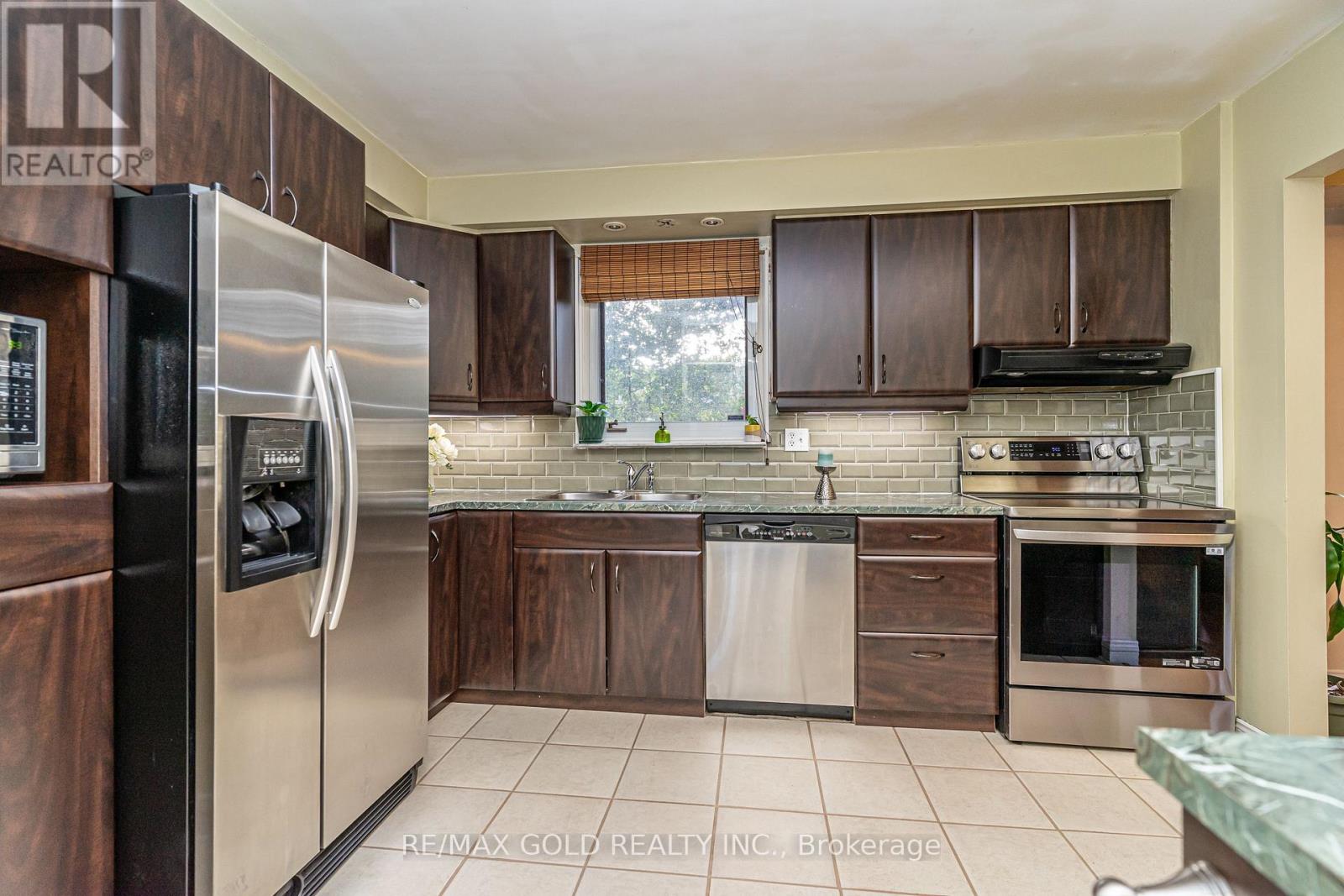 74 Lorraine Crescent, Brampton, Ontario  L6S 2R7 - Photo 15 - W12468731