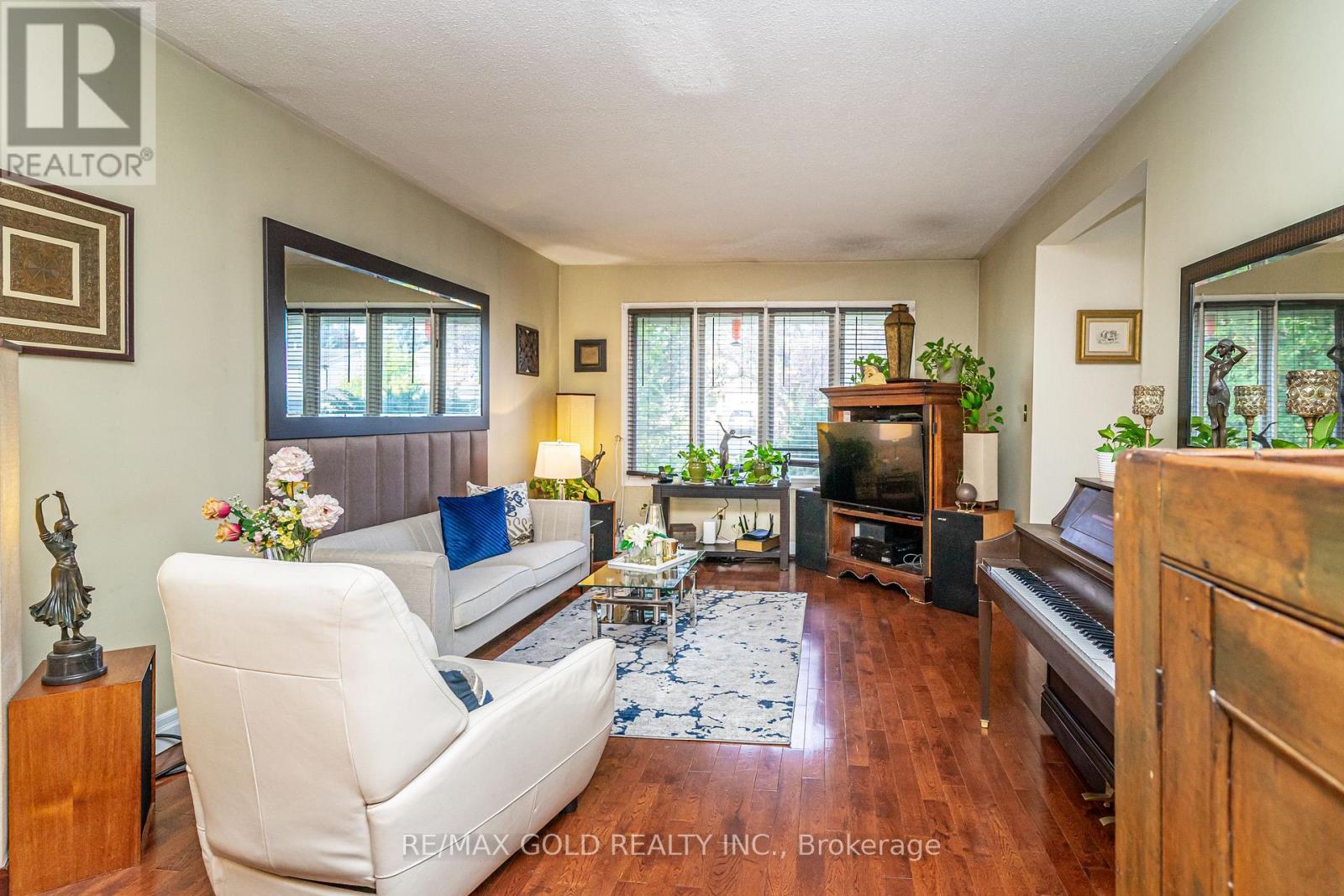 74 Lorraine Crescent, Brampton, Ontario  L6S 2R7 - Photo 7 - W12468731