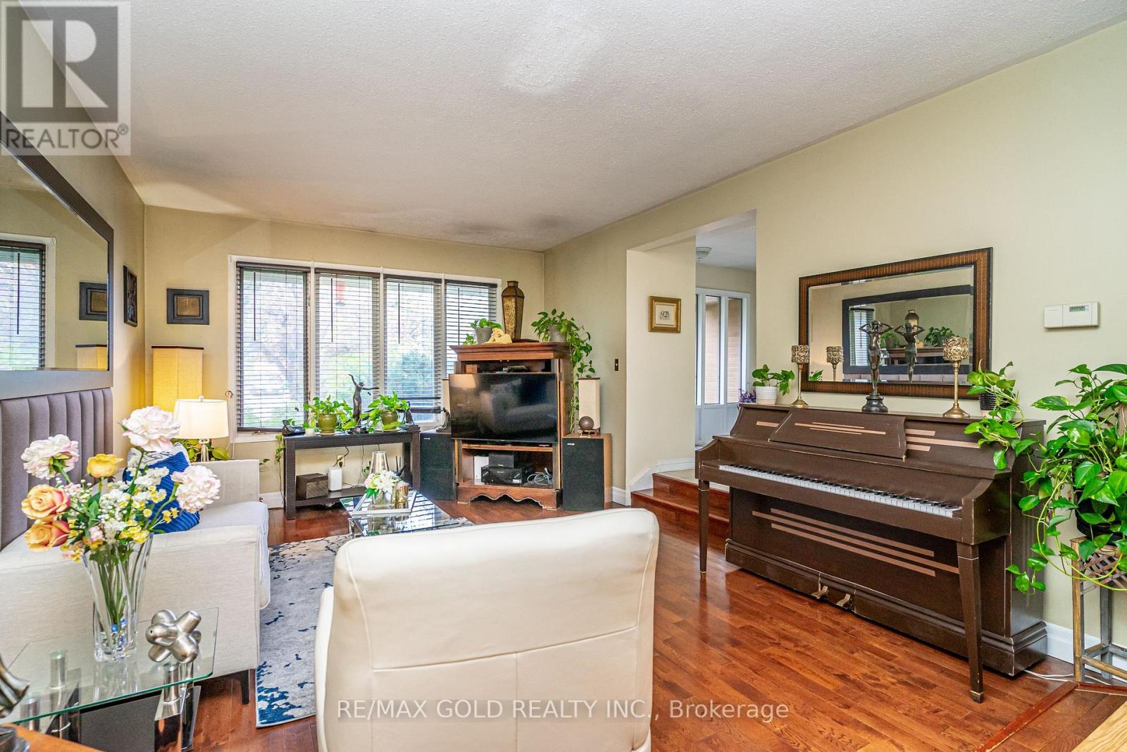 74 Lorraine Crescent, Brampton, Ontario  L6S 2R7 - Photo 8 - W12468731