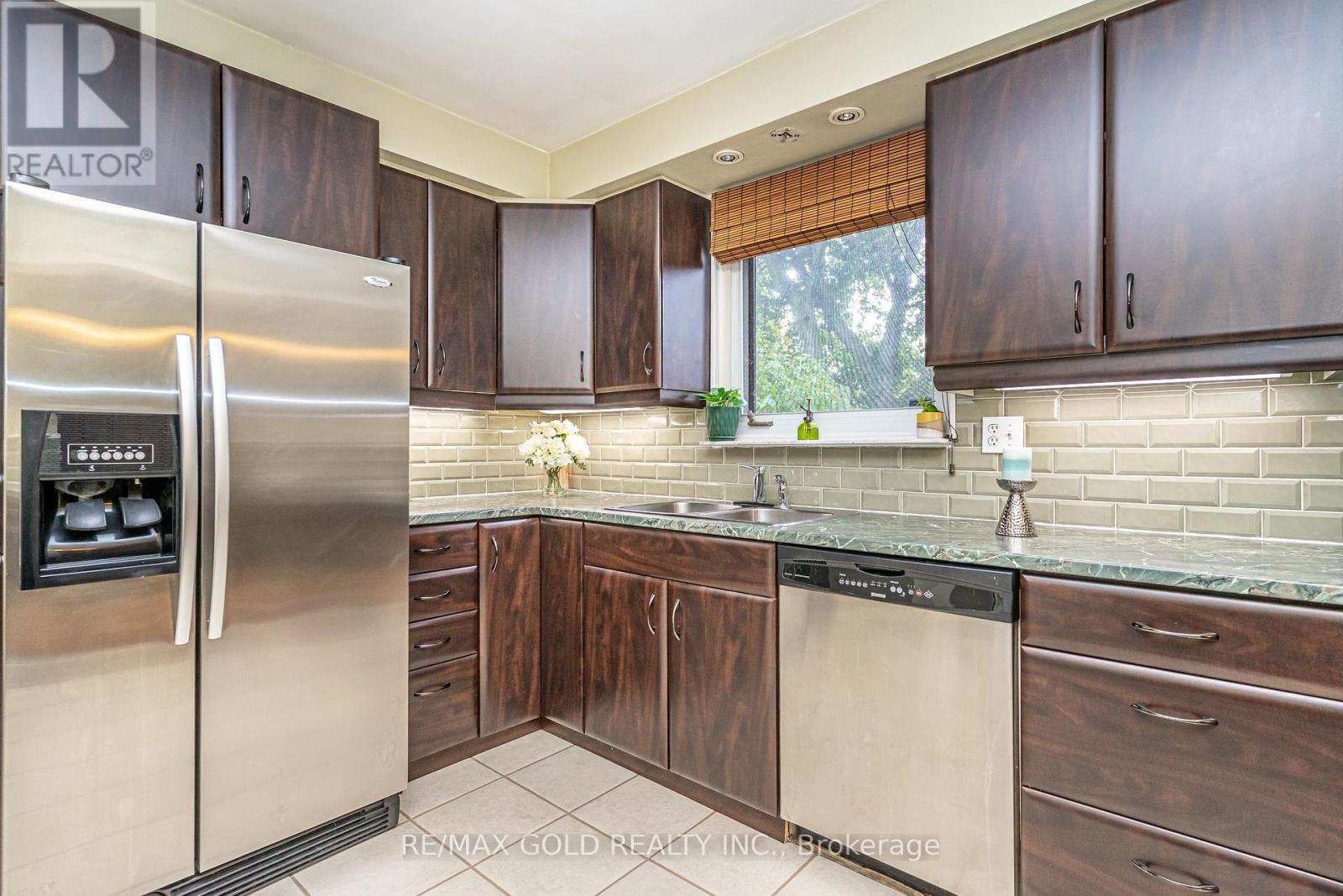 74 Lorraine Crescent, Brampton, Ontario  L6S 2R7 - Photo 16 - W12468731