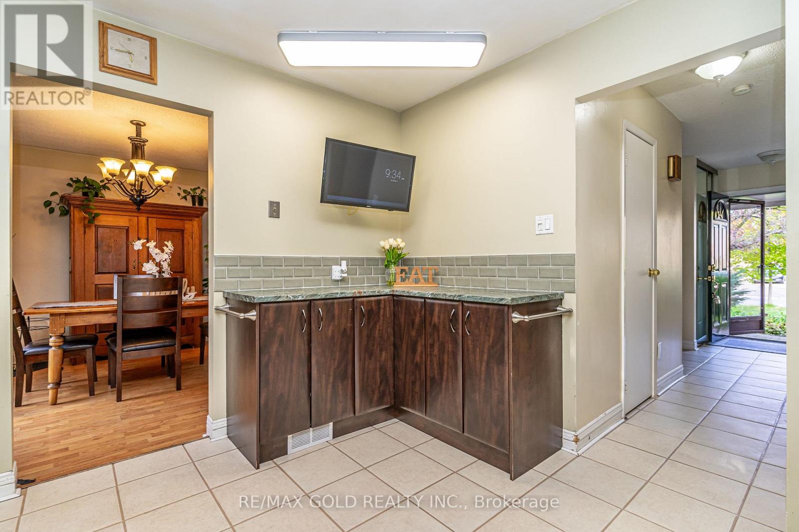 74 Lorraine Crescent, Brampton, Ontario  L6S 2R7 - Photo 17 - W12468731