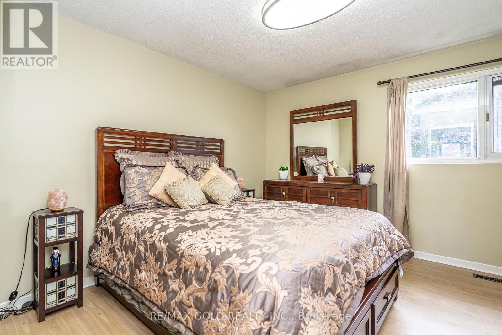 74 Lorraine Crescent, Brampton, Ontario  L6S 2R7 - Photo 21 - W12468731
