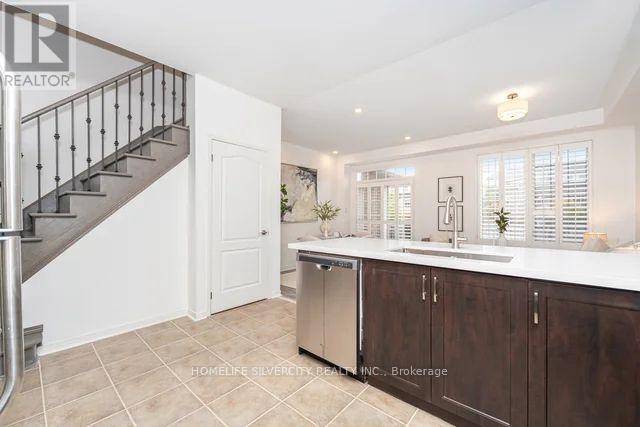 2397 Whistling Springs Crescent, Oakville, Ontario  L6M 0C3 - Photo 6 - W12470234