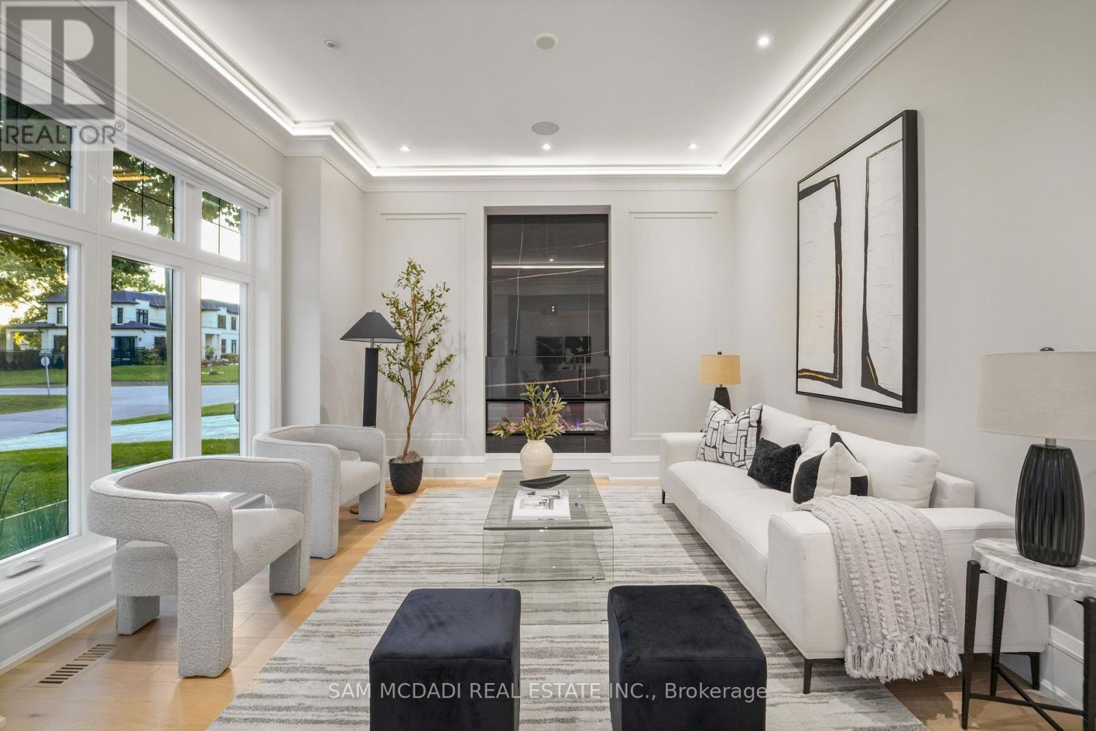 371 Willis Drive, Oakville, Ontario  L6L 4T9 - Photo 4 - W12470244