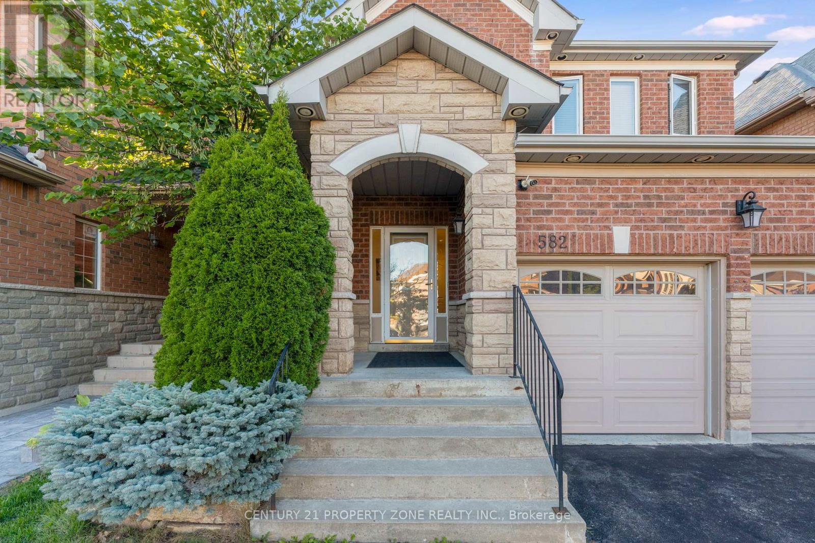 582 Plantation Gate, Newmarket, Ontario  L3X 2C2 - Photo 4 - N12470274