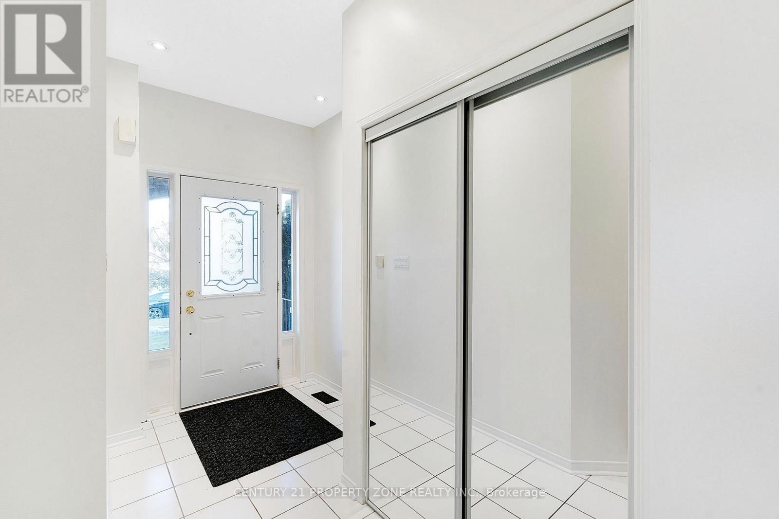 582 Plantation Gate, Newmarket, Ontario  L3X 2C2 - Photo 5 - N12470274