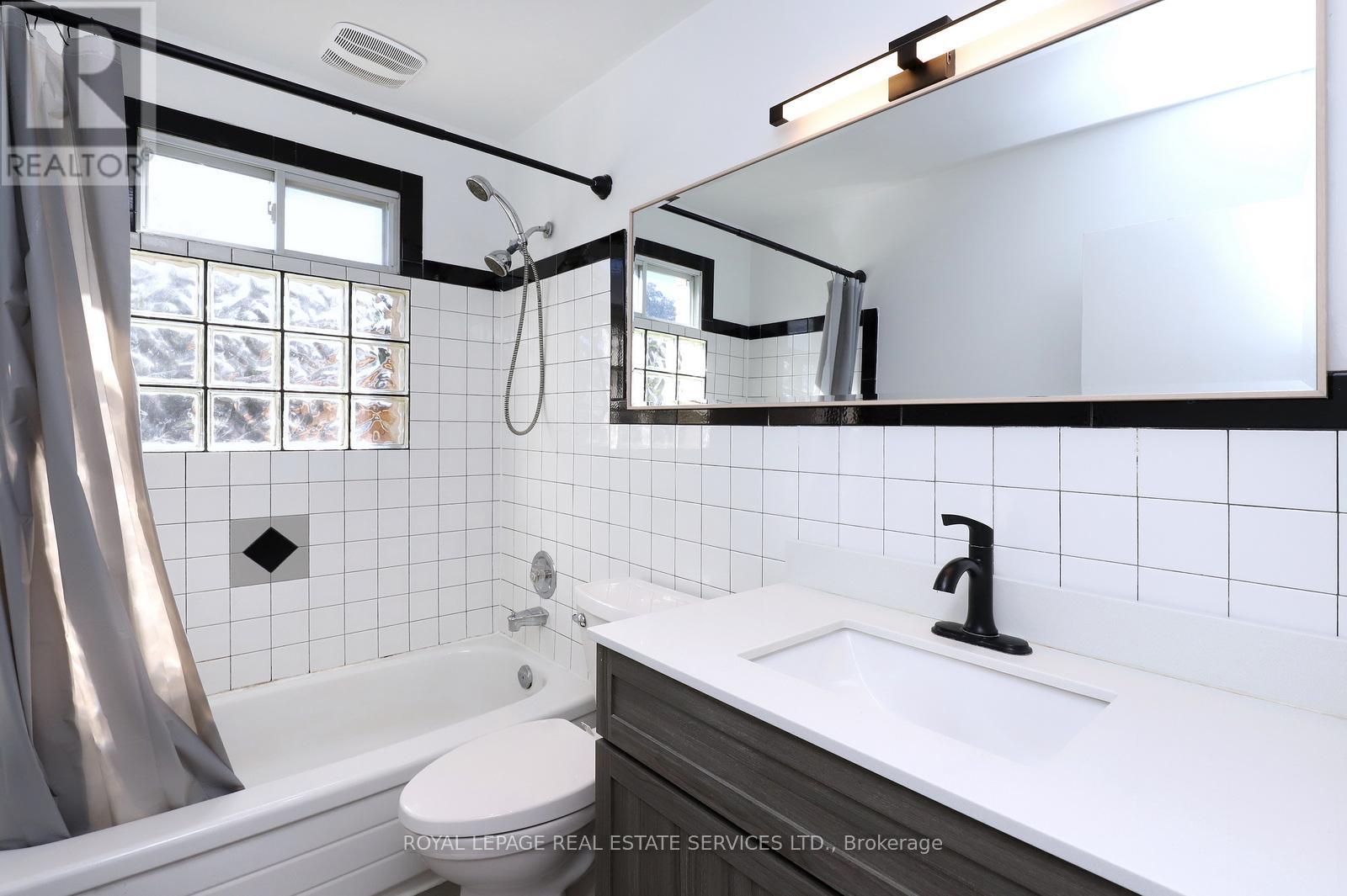 Main Floor - 13 Benson Avenue, Mississauga, Ontario  L5H 2P3 - Photo 12 - W12470279