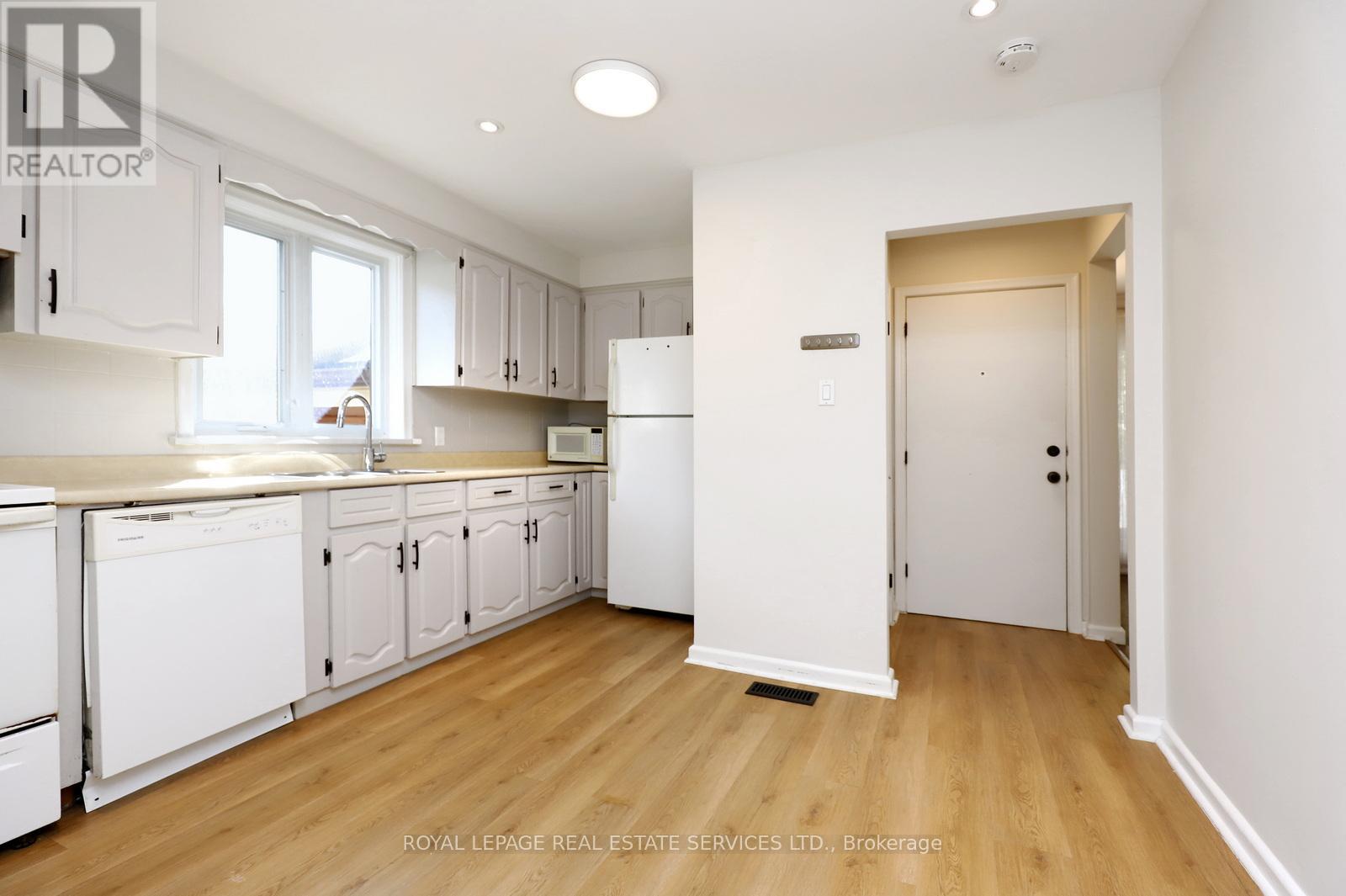 Main Floor - 13 Benson Avenue, Mississauga, Ontario  L5H 2P3 - Photo 6 - W12470279