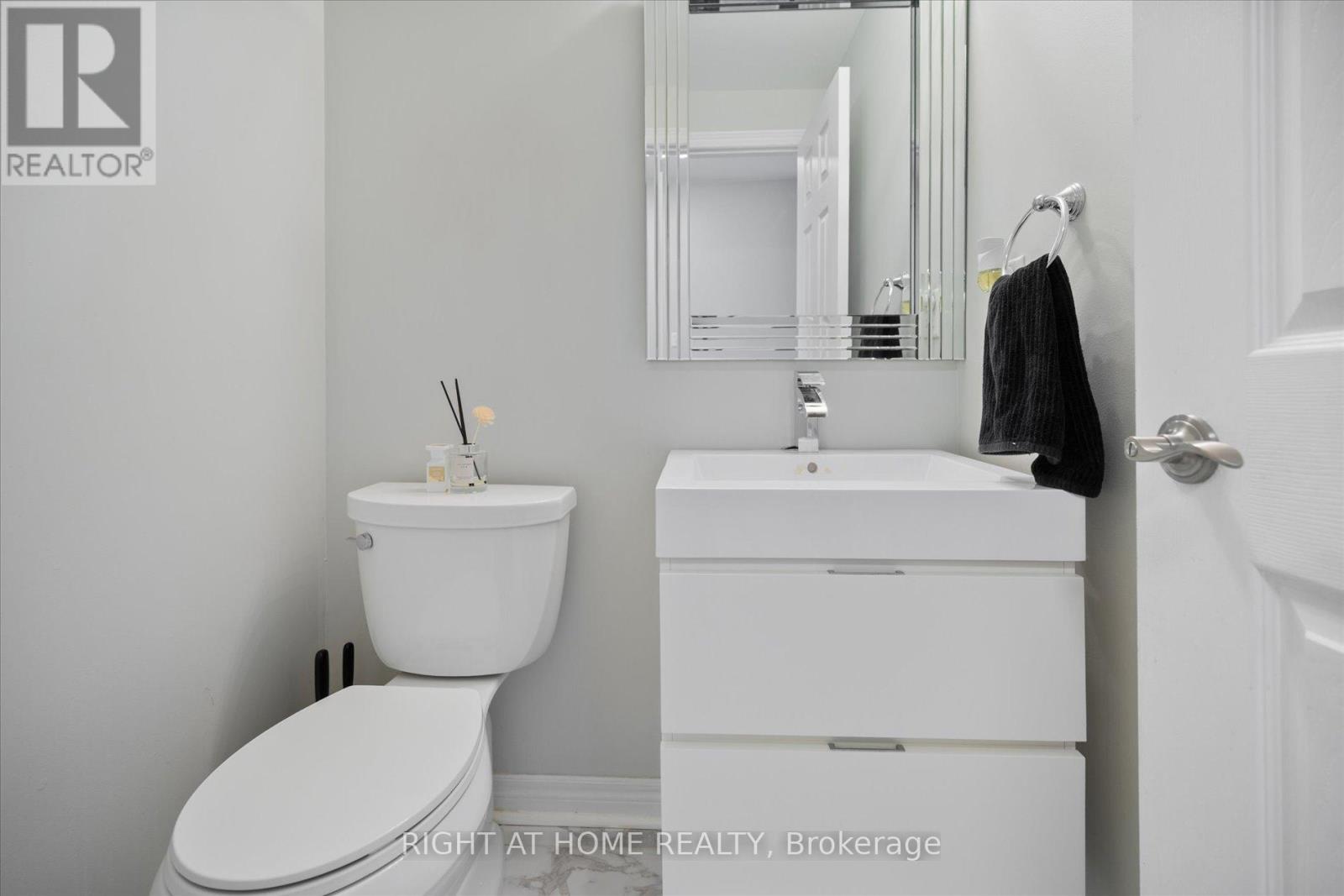 58 Lindenshire Avenue, Vaughan, Ontario  L6A 4A6 - Photo 10 - N12466526