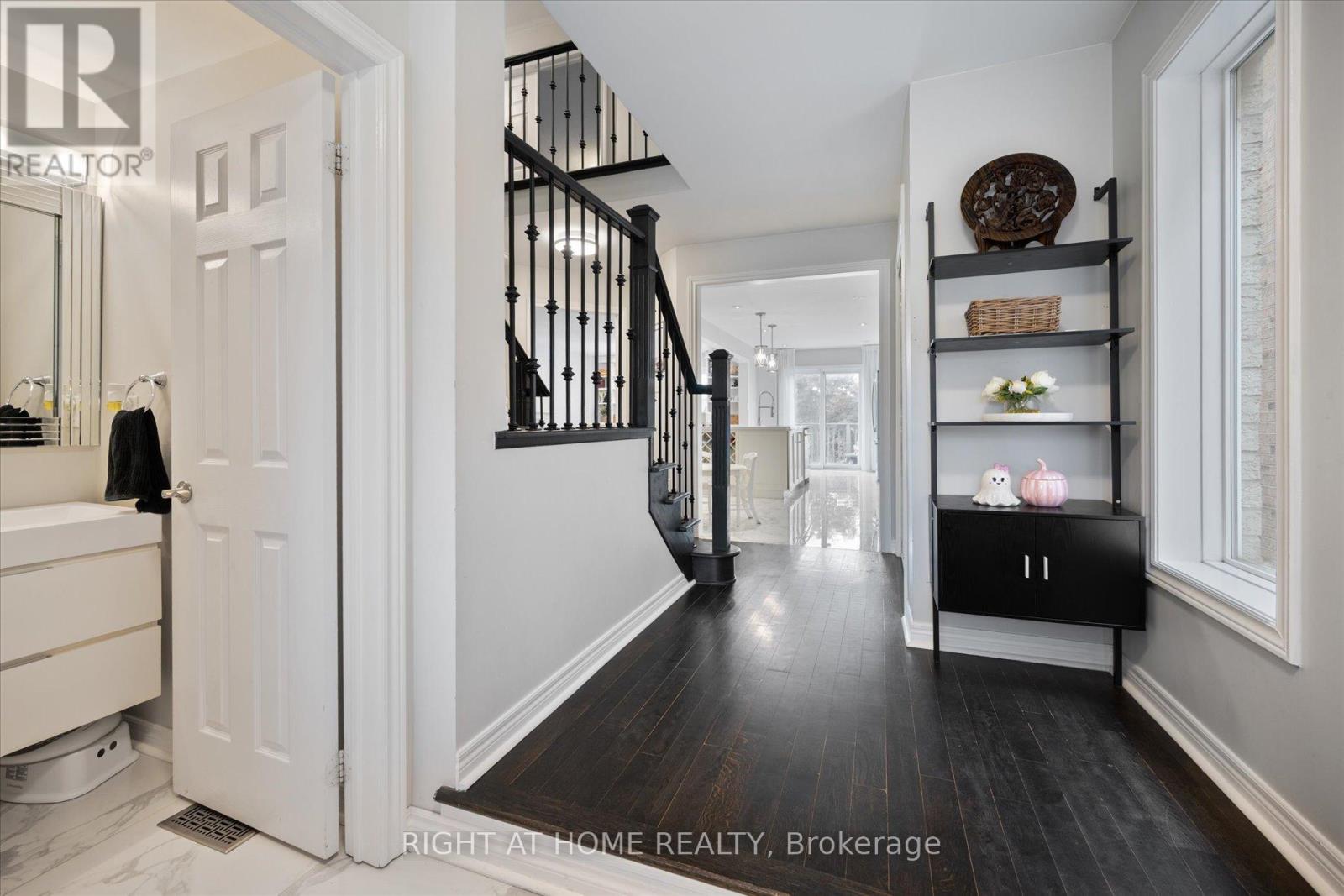 58 Lindenshire Avenue, Vaughan, Ontario  L6A 4A6 - Photo 3 - N12466526