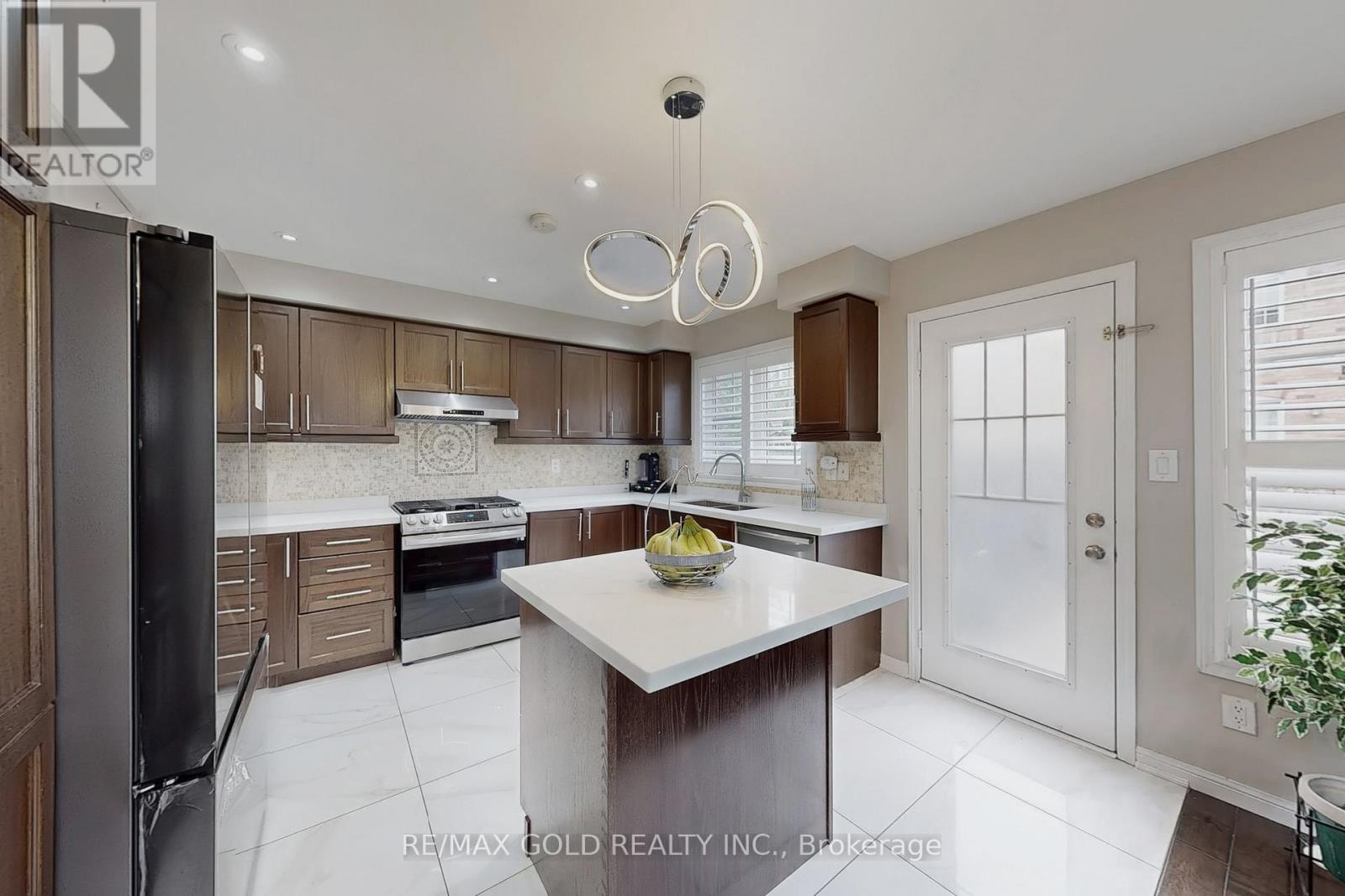933 Raftis Crescent, Milton, Ontario  L9T 6Z1 - Photo 8 - W12470286