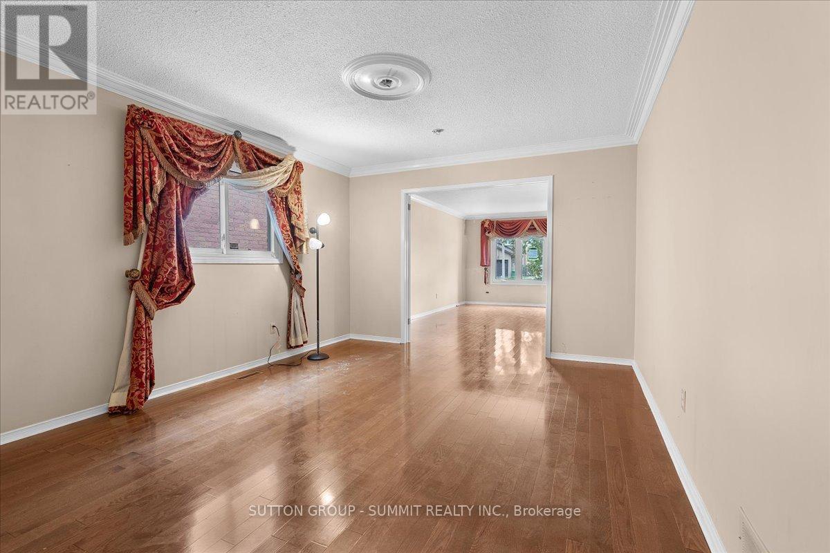 102 Sunforest Drive, Brampton, Ontario  L6Z 4B2 - Photo 10 - W12470292