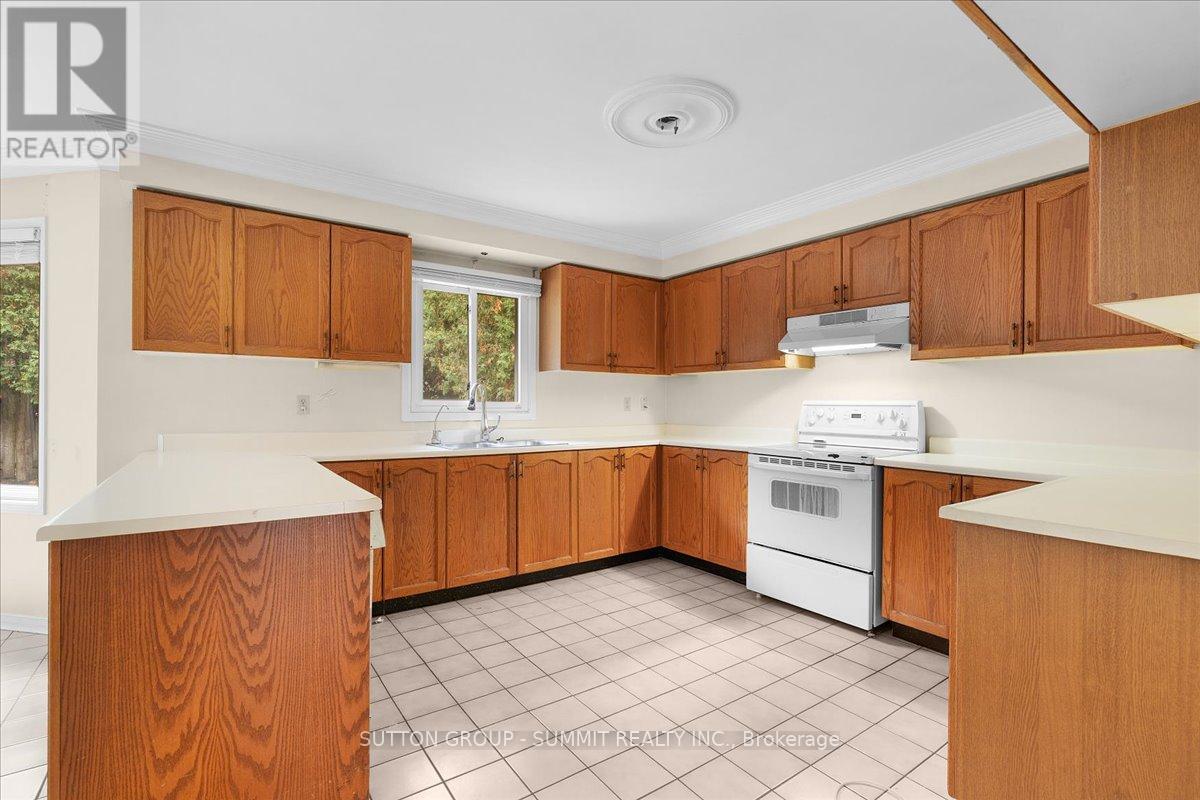 102 Sunforest Drive, Brampton, Ontario  L6Z 4B2 - Photo 11 - W12470292