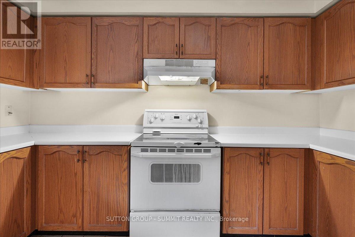 102 Sunforest Drive, Brampton, Ontario  L6Z 4B2 - Photo 12 - W12470292