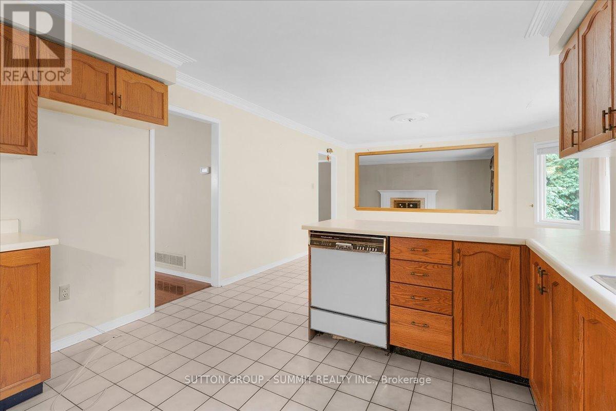 102 Sunforest Drive, Brampton, Ontario  L6Z 4B2 - Photo 13 - W12470292