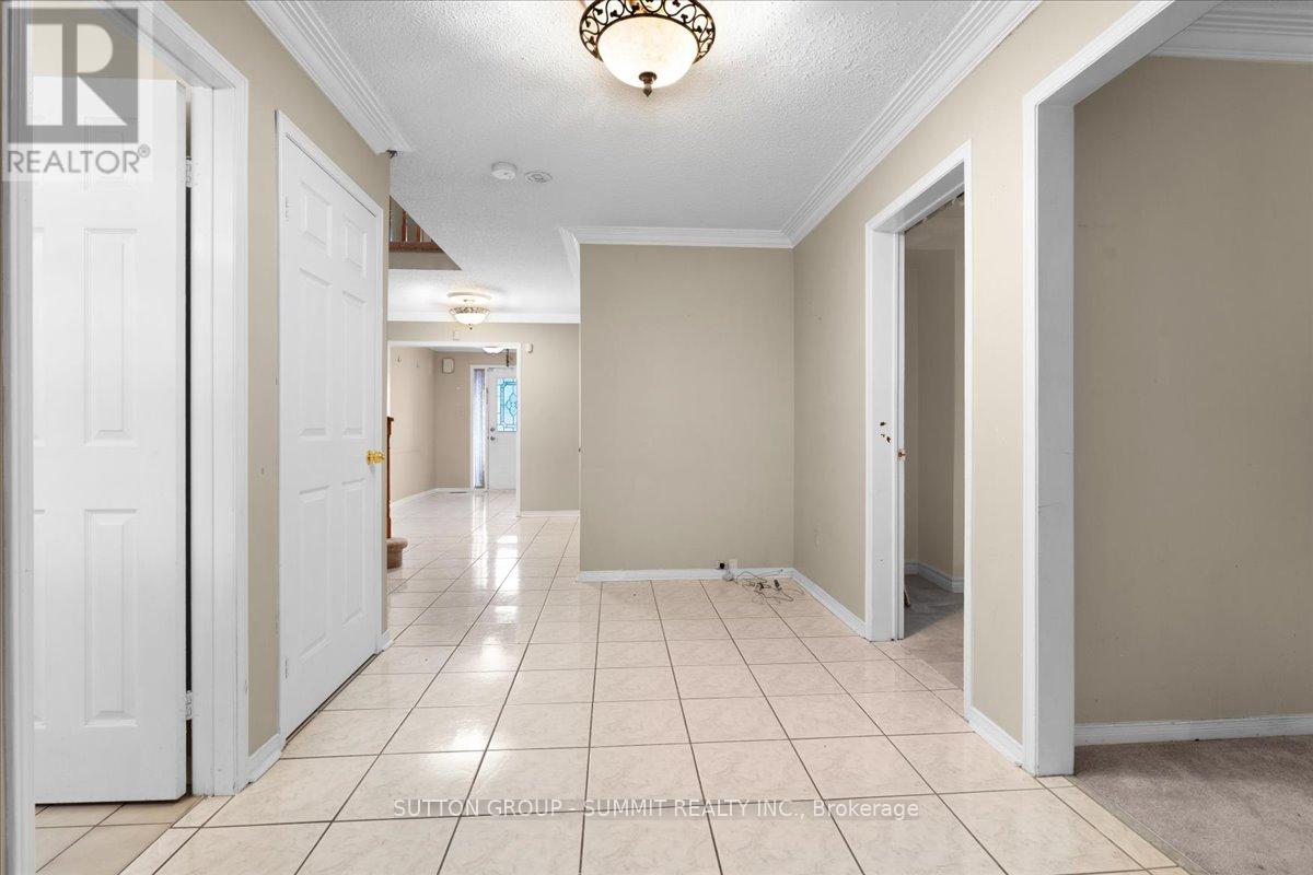 102 Sunforest Drive, Brampton, Ontario  L6Z 4B2 - Photo 19 - W12470292