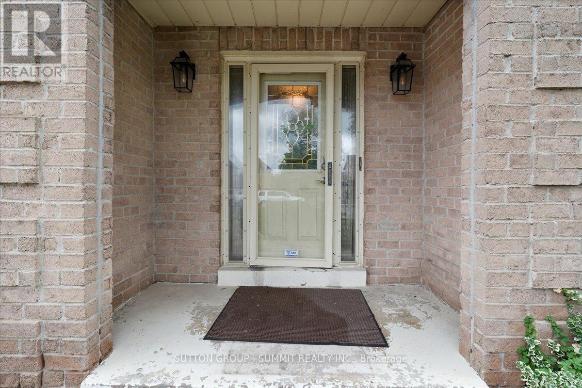 102 Sunforest Drive, Brampton, Ontario  L6Z 4B2 - Photo 4 - W12470292