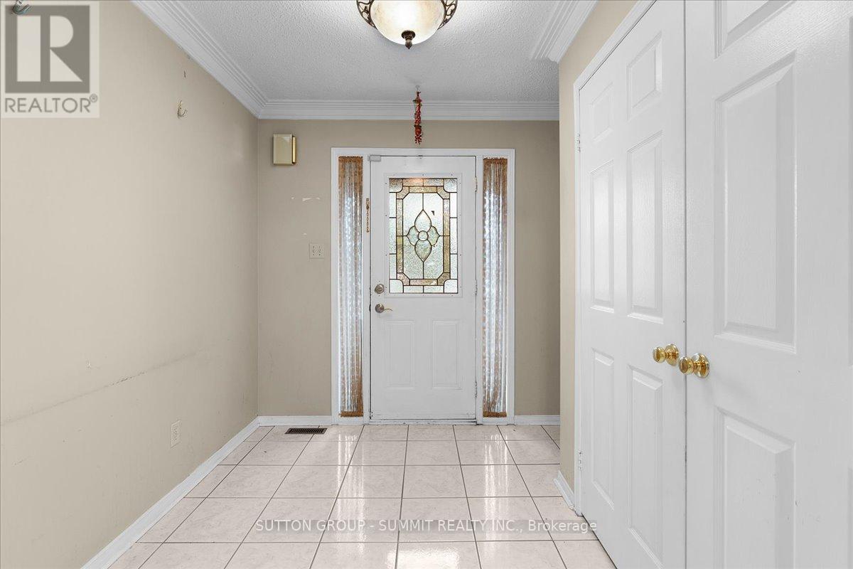 102 Sunforest Drive, Brampton, Ontario  L6Z 4B2 - Photo 5 - W12470292