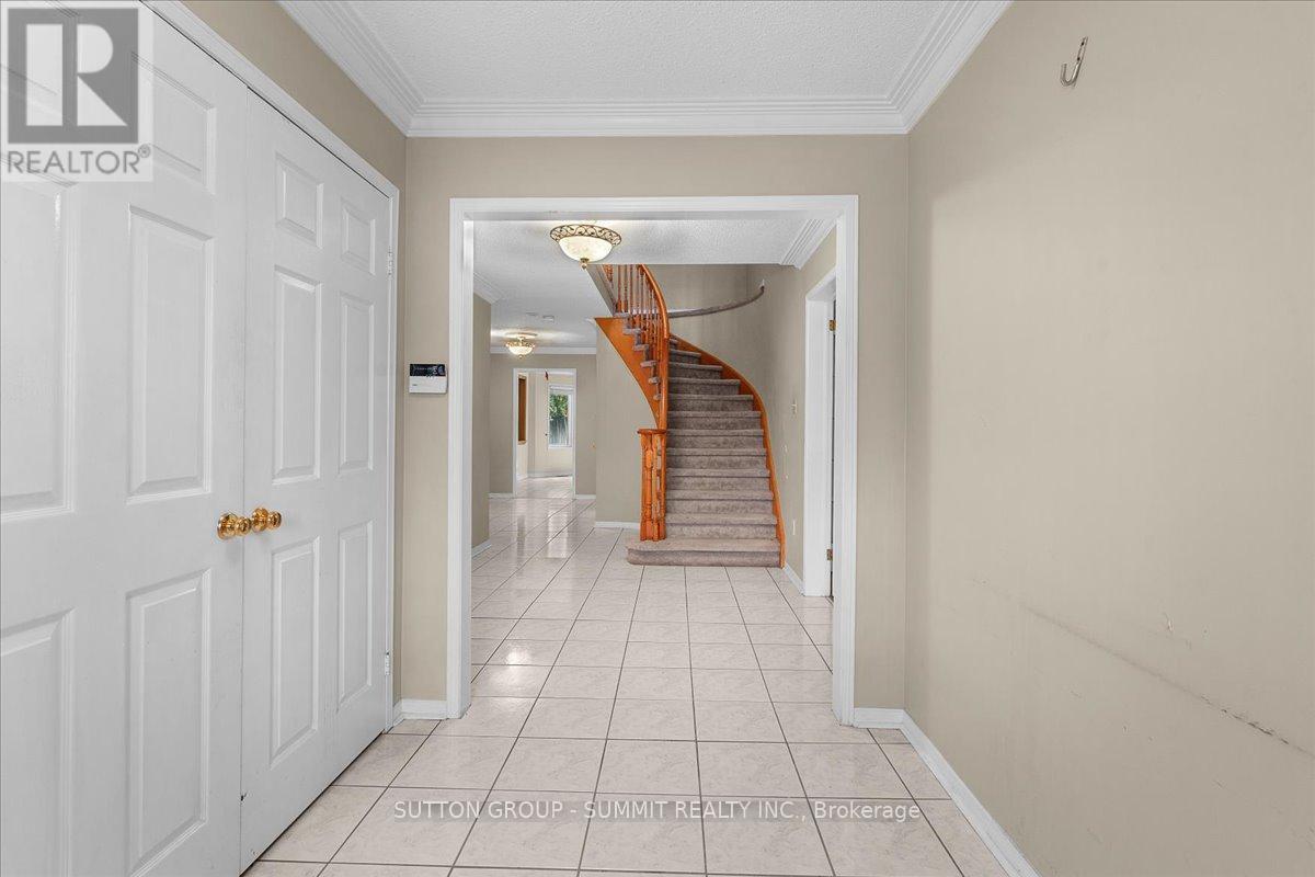102 Sunforest Drive, Brampton, Ontario  L6Z 4B2 - Photo 6 - W12470292