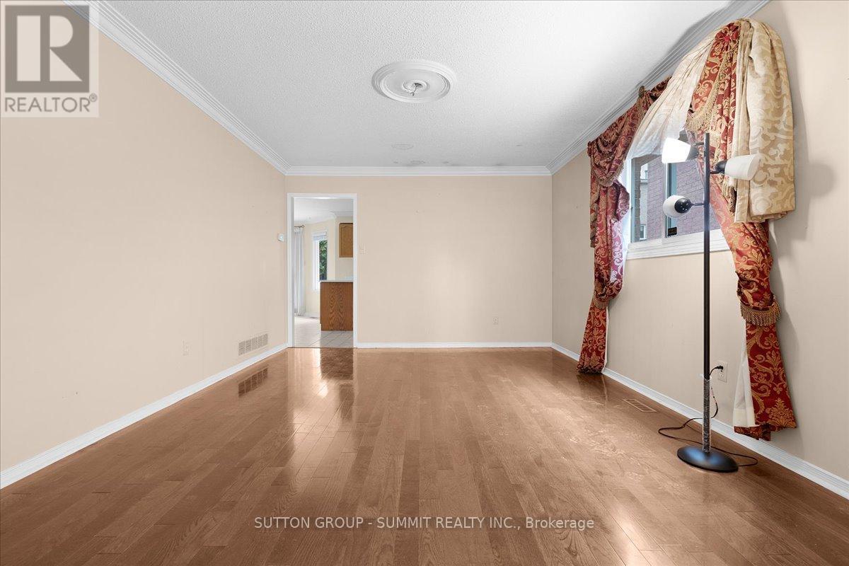 102 Sunforest Drive, Brampton, Ontario  L6Z 4B2 - Photo 9 - W12470292