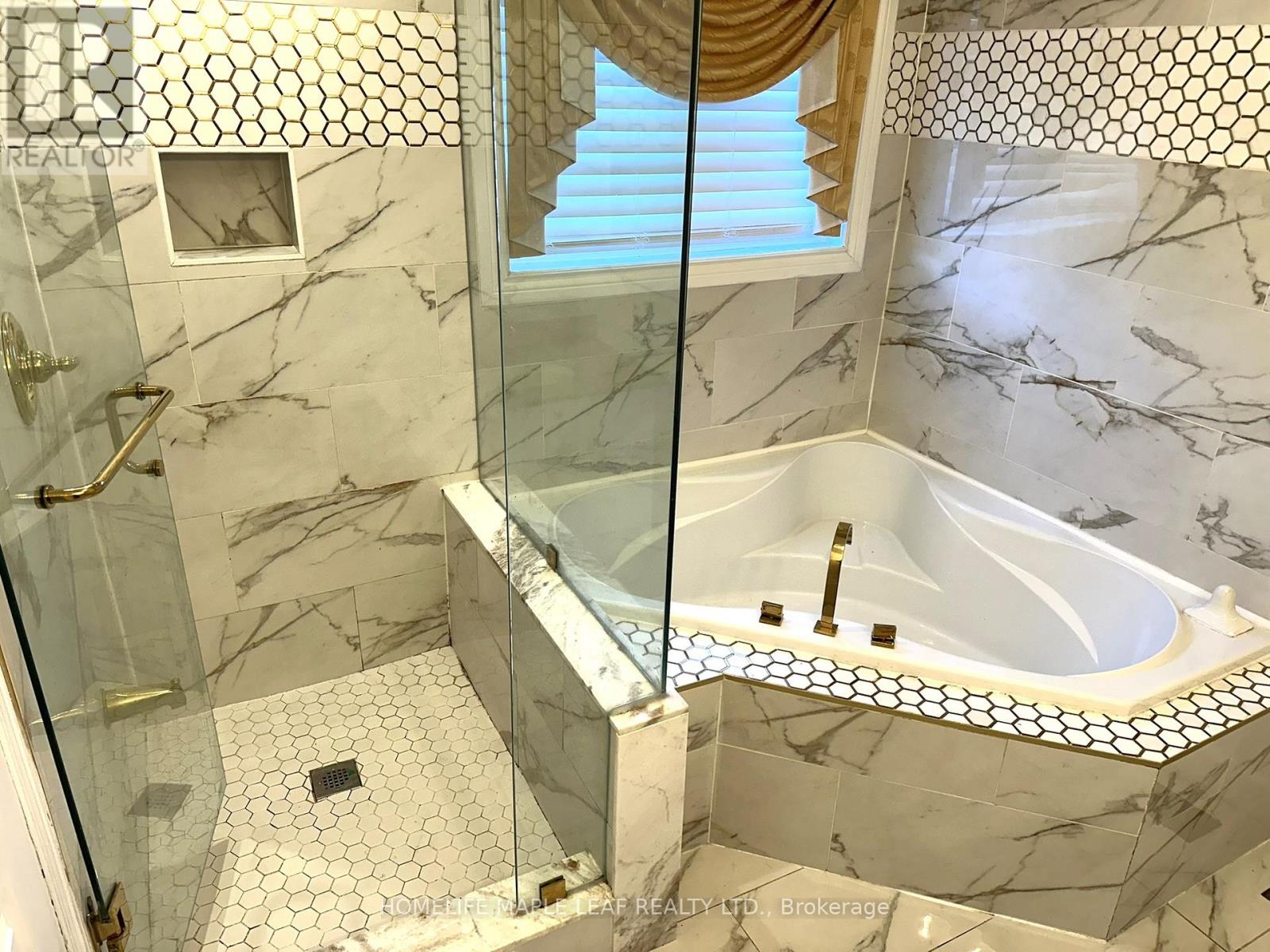 72 Four Seasons Circle, Brampton, Ontario  L7A 2A7 - Photo 12 - W12470303