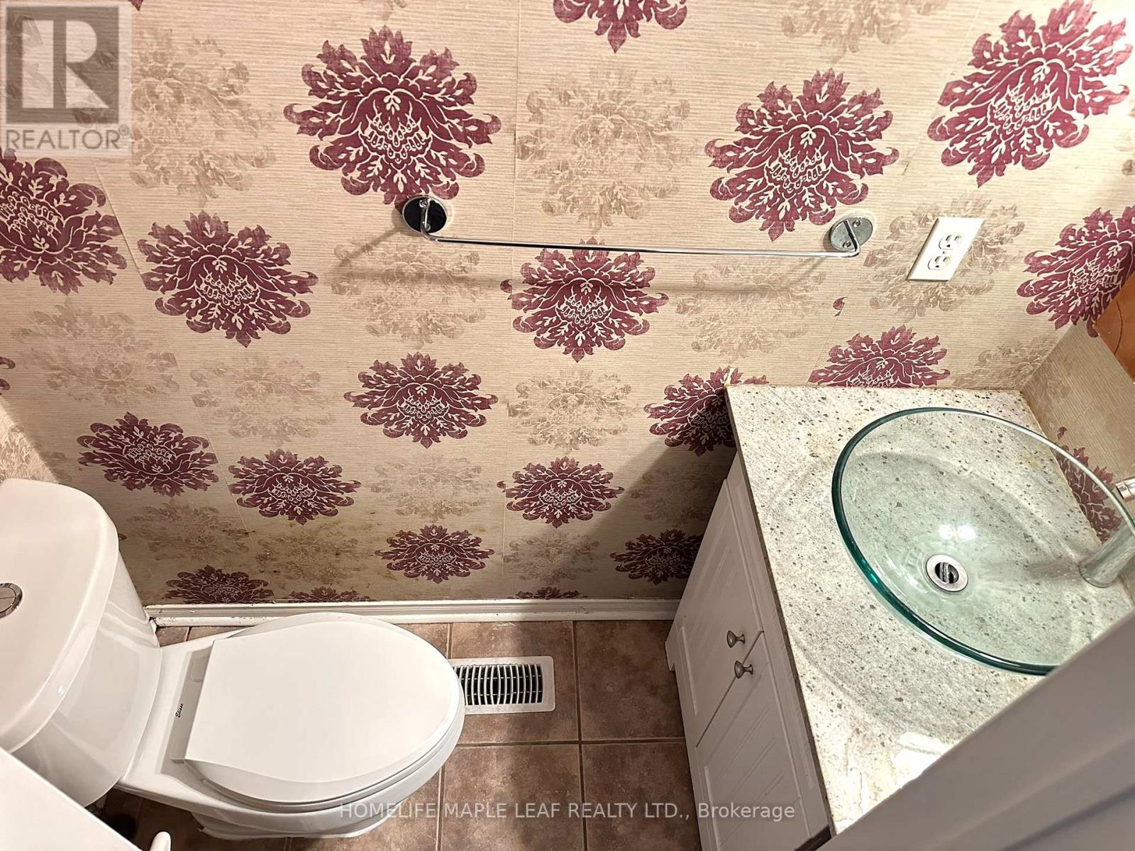 72 Four Seasons Circle, Brampton, Ontario  L7A 2A7 - Photo 8 - W12470303