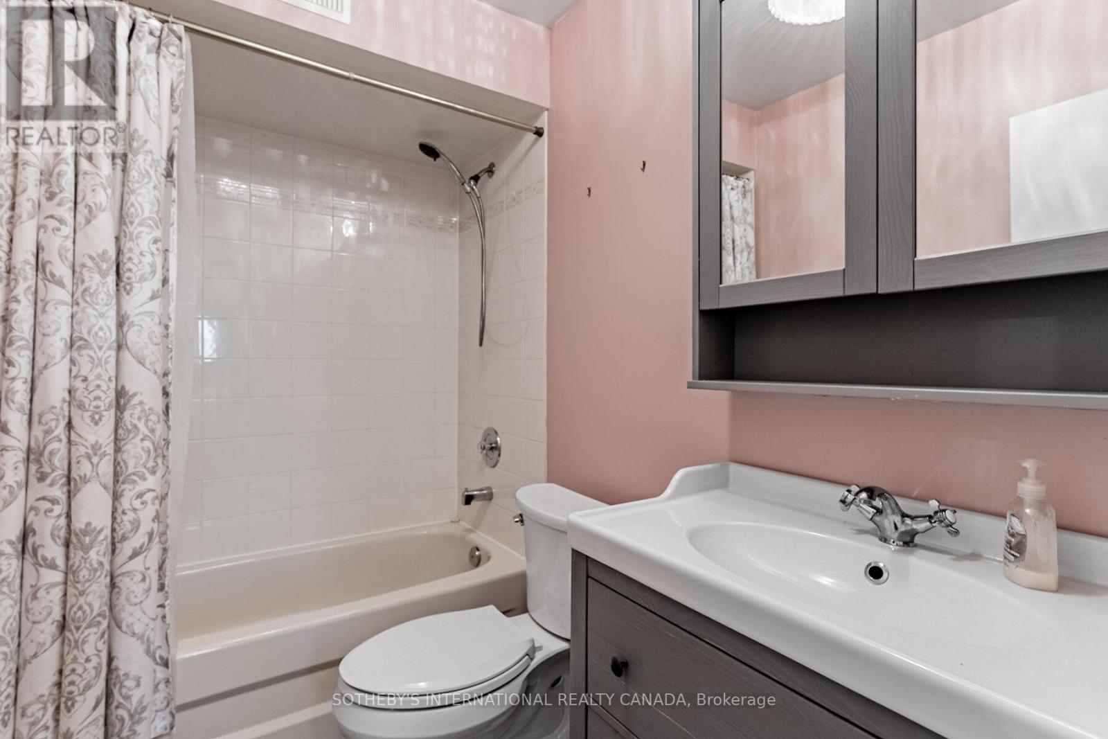 1218 Lakebreeze Drive, Mississauga, Ontario  L5G 3W6 - Photo 23 - W12470311