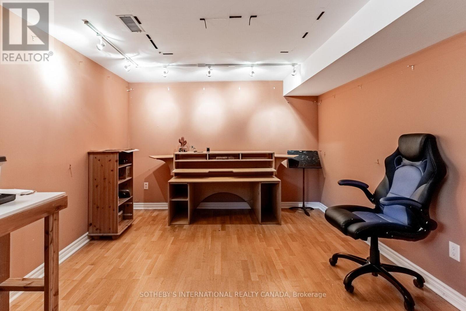 1218 Lakebreeze Drive, Mississauga, Ontario  L5G 3W6 - Photo 30 - W12470311