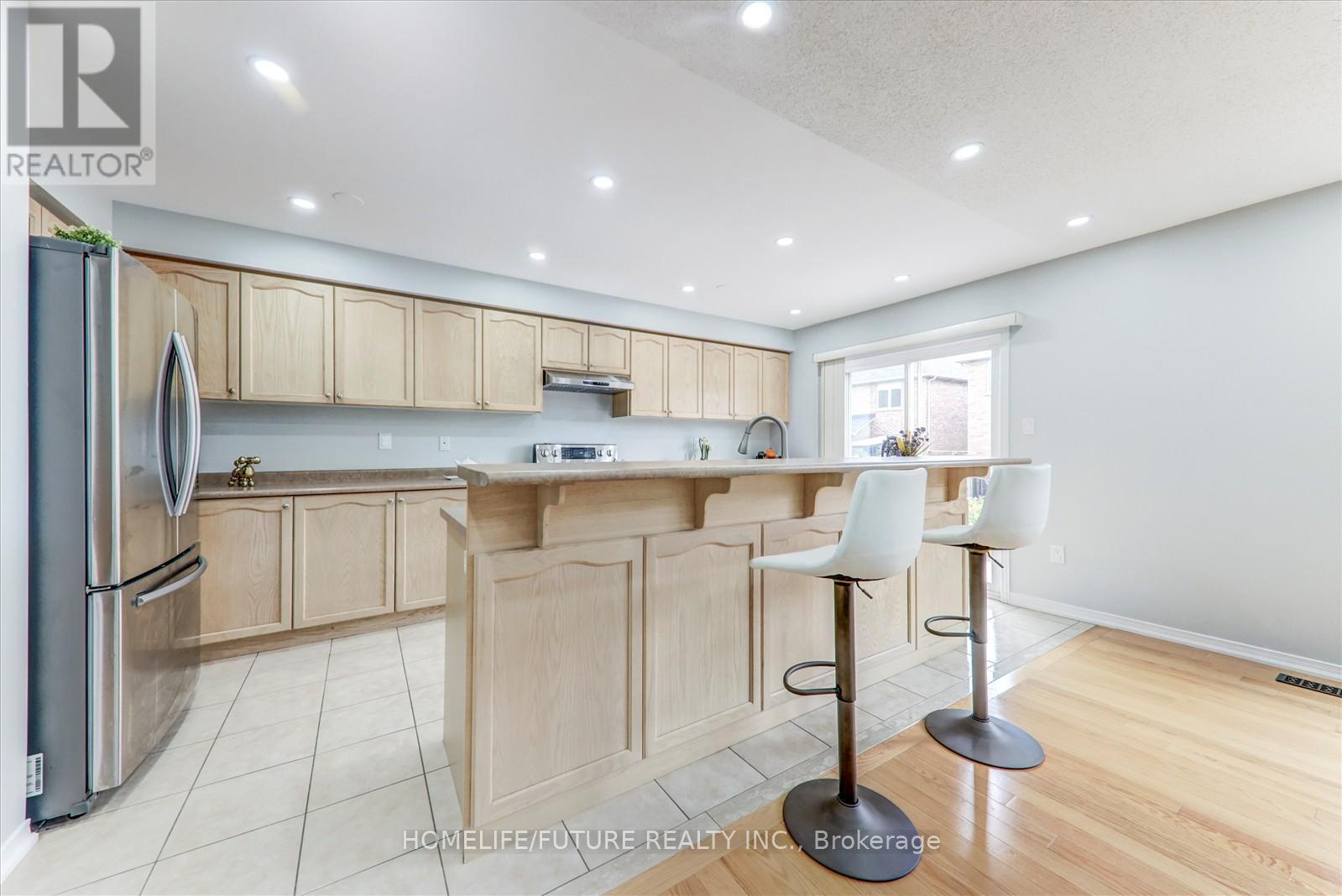 13 Oklahoma Drive, Brampton (Brampton East), Ontario  L6P 3L8 - Photo 14 - W12470325