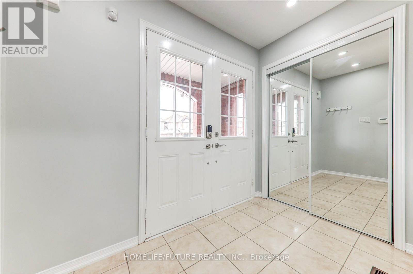 13 Oklahoma Drive, Brampton (Brampton East), Ontario  L6P 3L8 - Photo 7 - W12470325