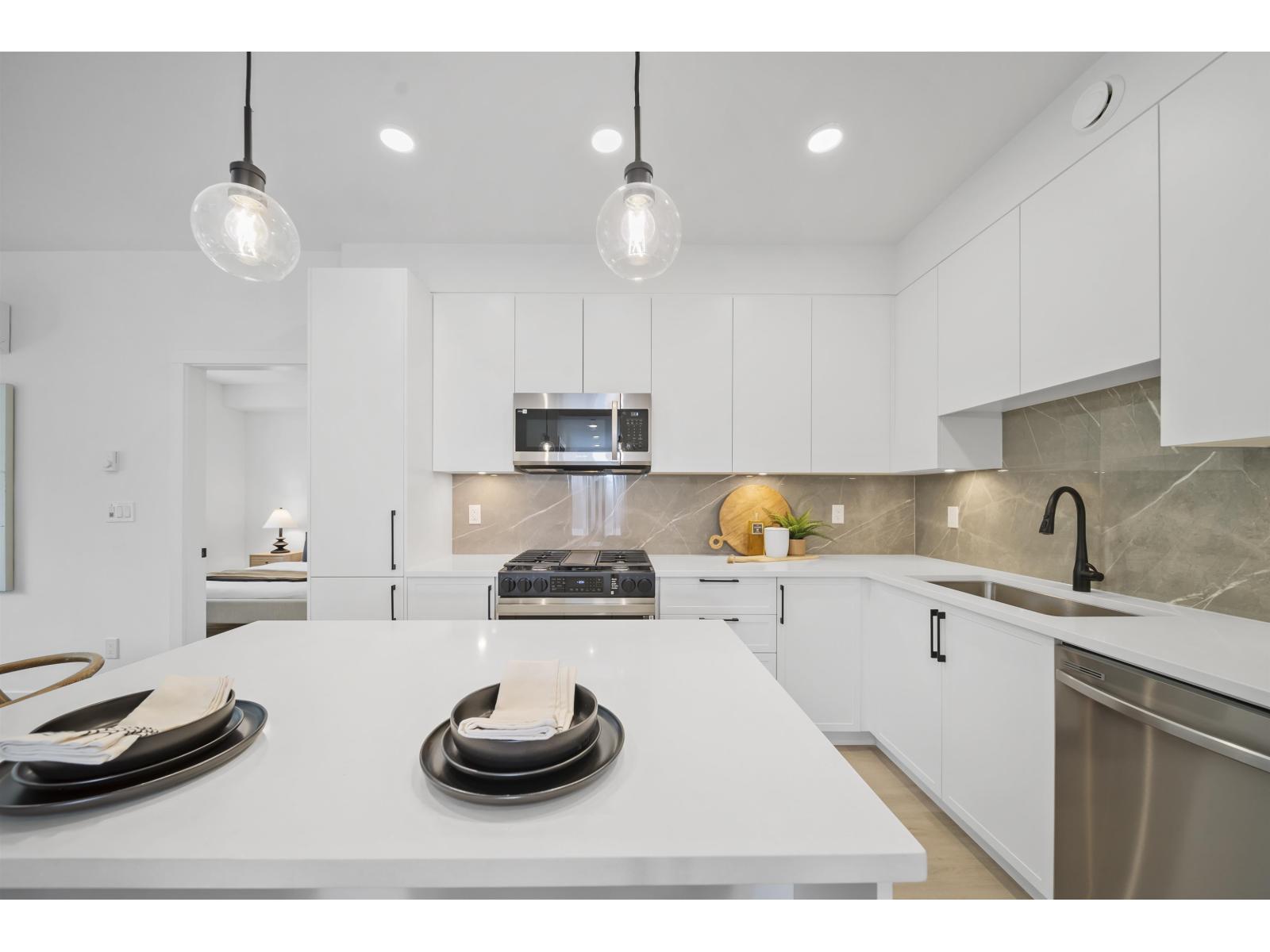 406 3465 146a Street, Surrey, British Columbia  V0V 0V0 - Photo 1 - R3059541