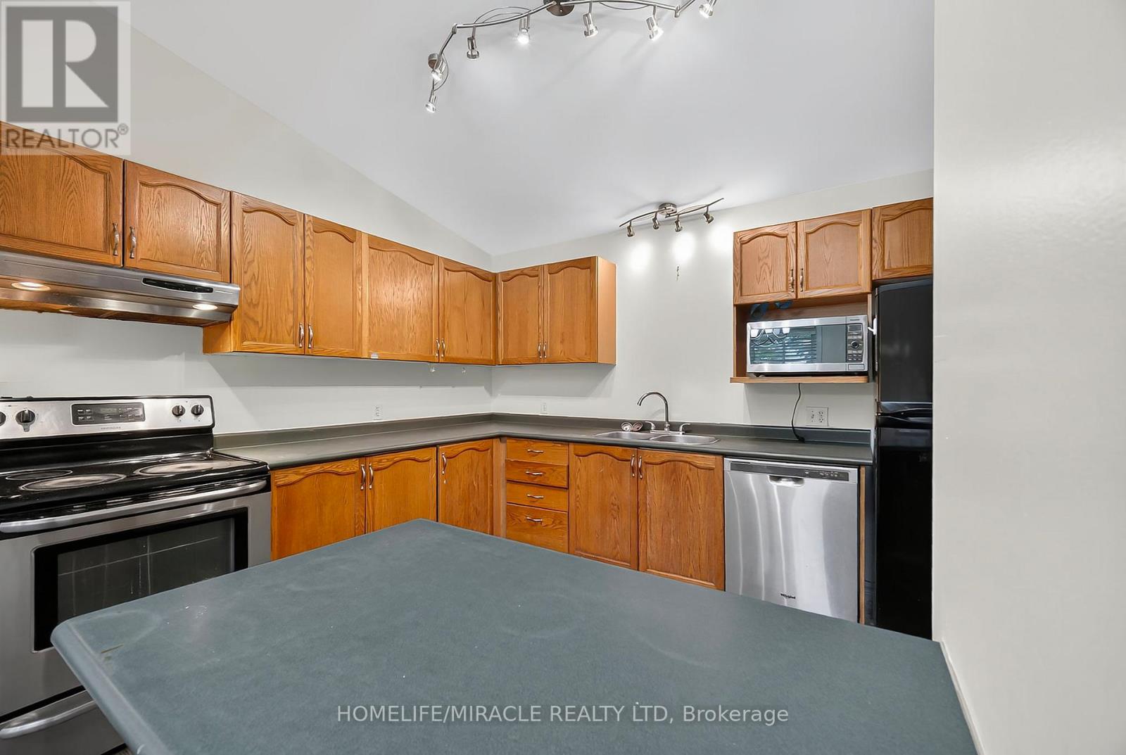 120 Ashbury Avenue, London South, Ontario  N6E 1T1 - Photo 7 - X12469364
