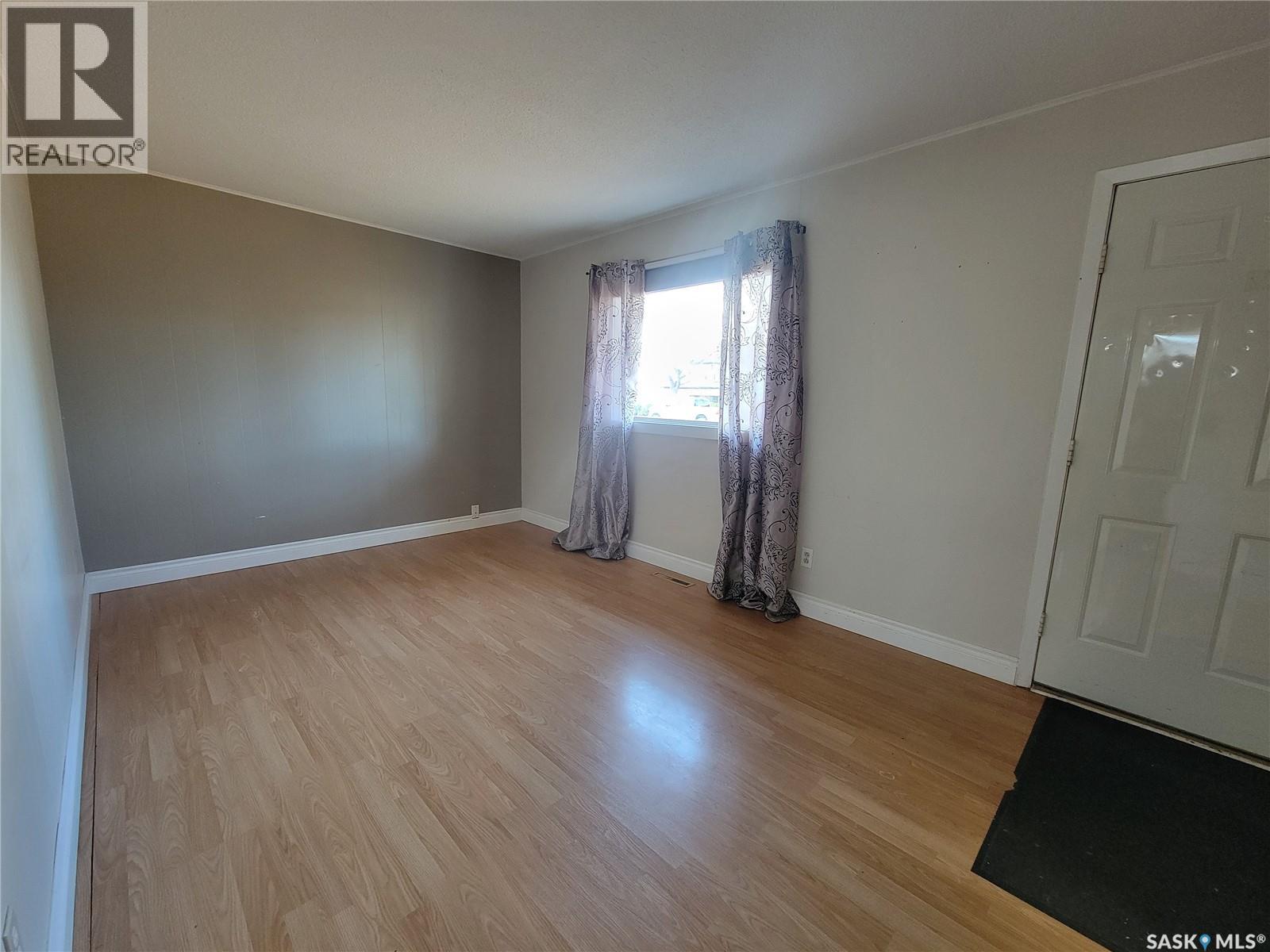 4917 Telegraph Street, Macklin, Saskatchewan  S0L 2C0 - Photo 2 - SK021202