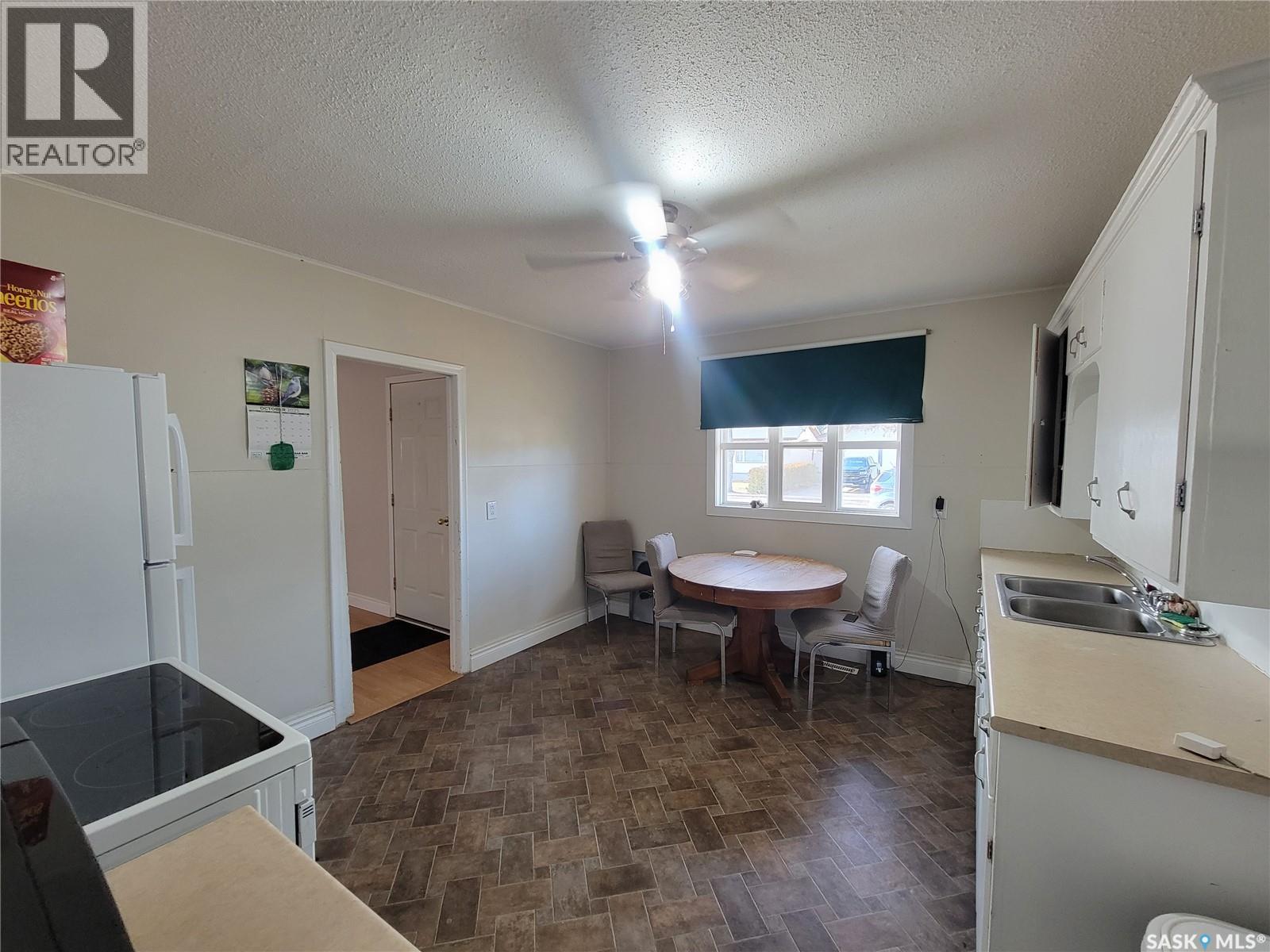 4917 Telegraph Street, Macklin, Saskatchewan  S0L 2C0 - Photo 4 - SK021202