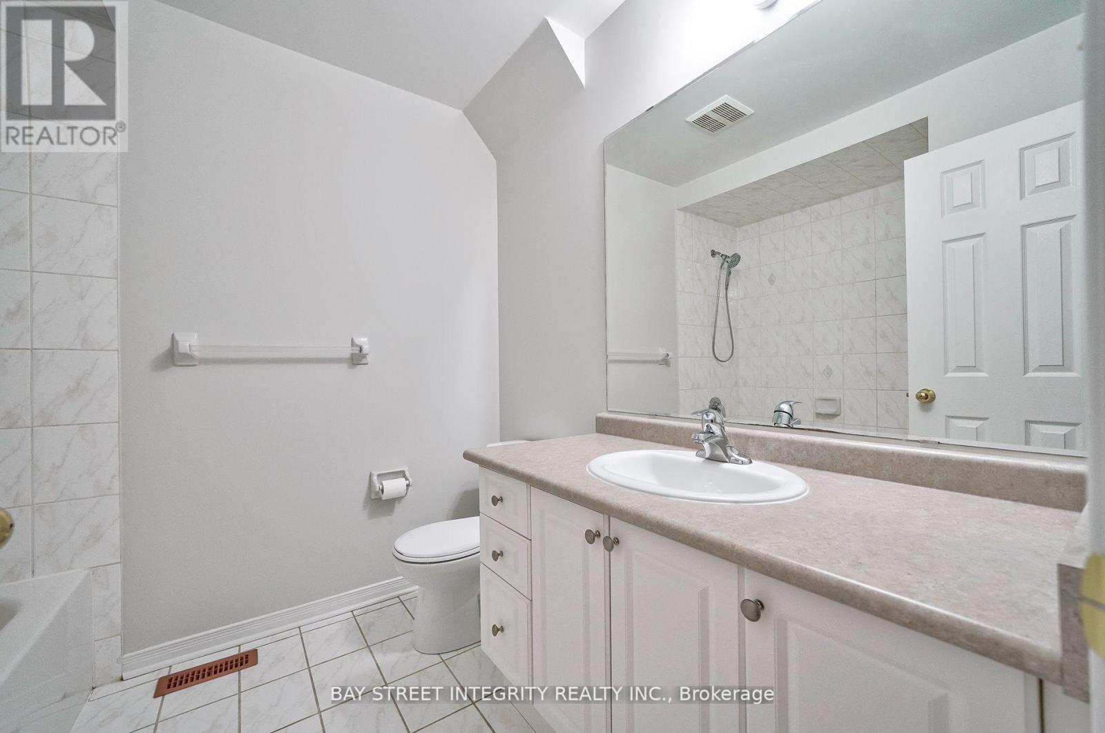 75 Selkirk Drive, Richmond Hill, Ontario  L4B 4S4 - Photo 12 - N12470354