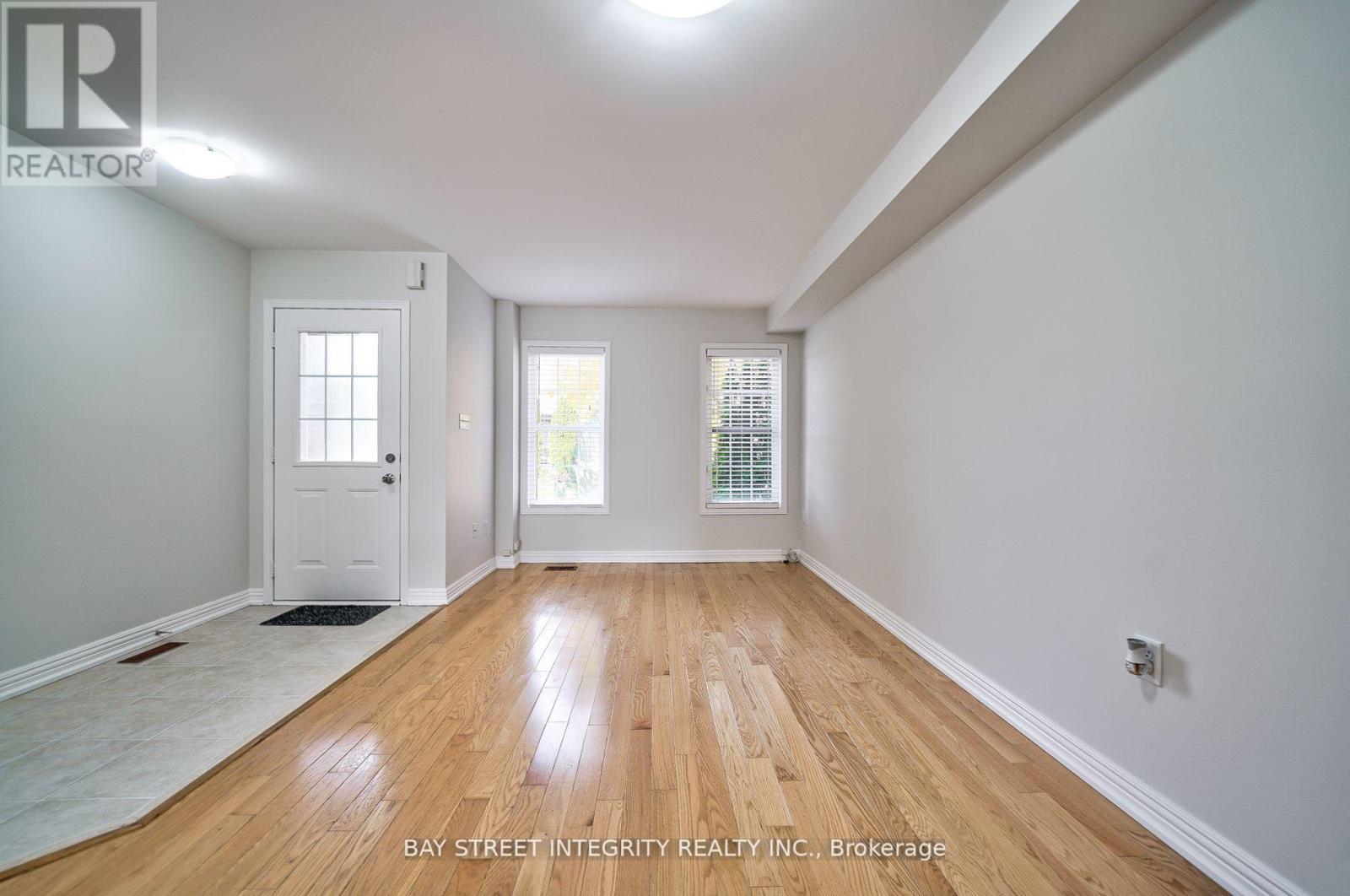 75 Selkirk Drive, Richmond Hill, Ontario  L4B 4S4 - Photo 2 - N12470354