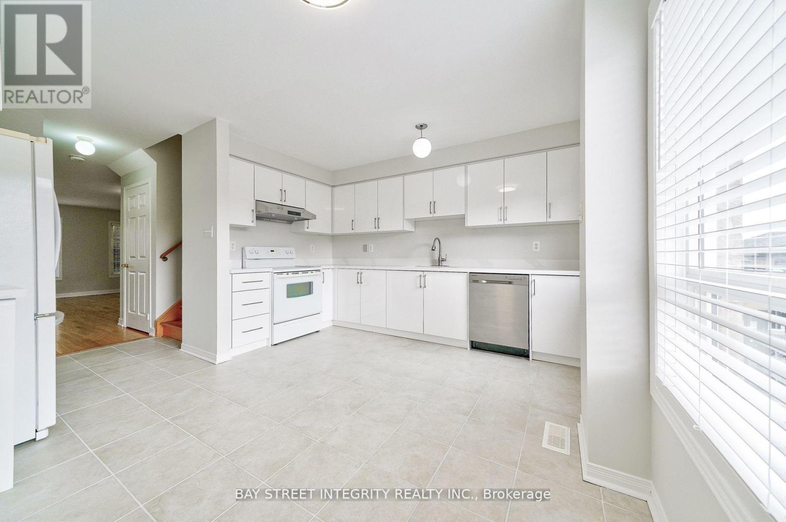 75 Selkirk Drive, Richmond Hill, Ontario  L4B 4S4 - Photo 4 - N12470354