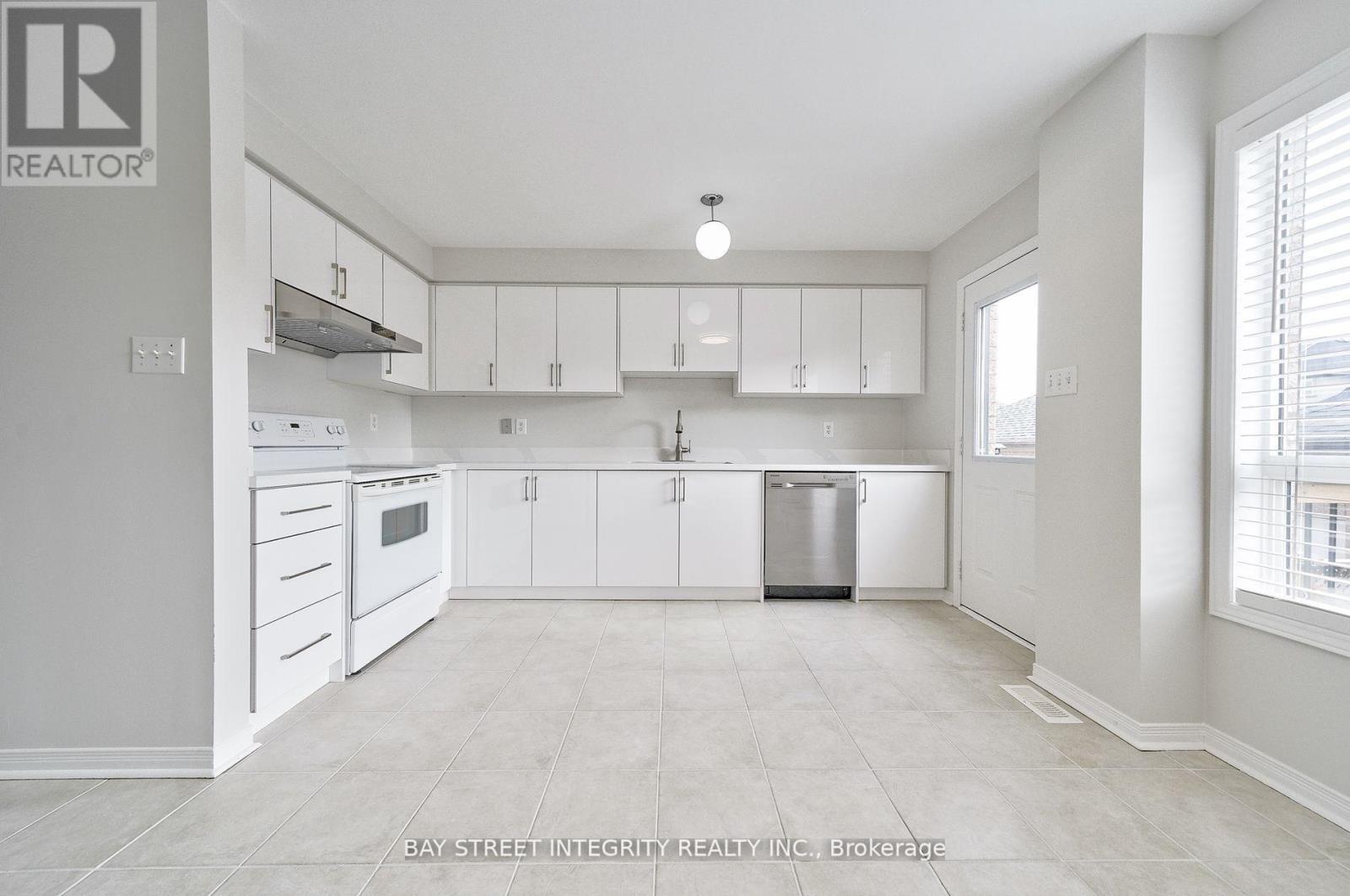 75 Selkirk Drive, Richmond Hill, Ontario  L4B 4S4 - Photo 5 - N12470354