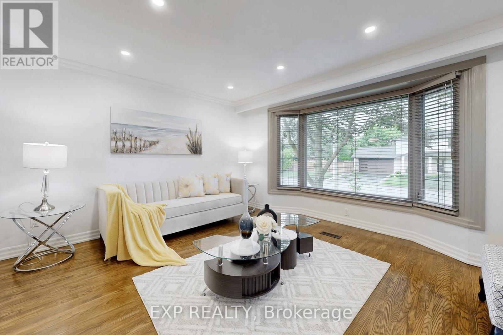 5 Lockton Crescent, Brampton, Ontario  L6W 1C2 - Photo 4 - W12470368