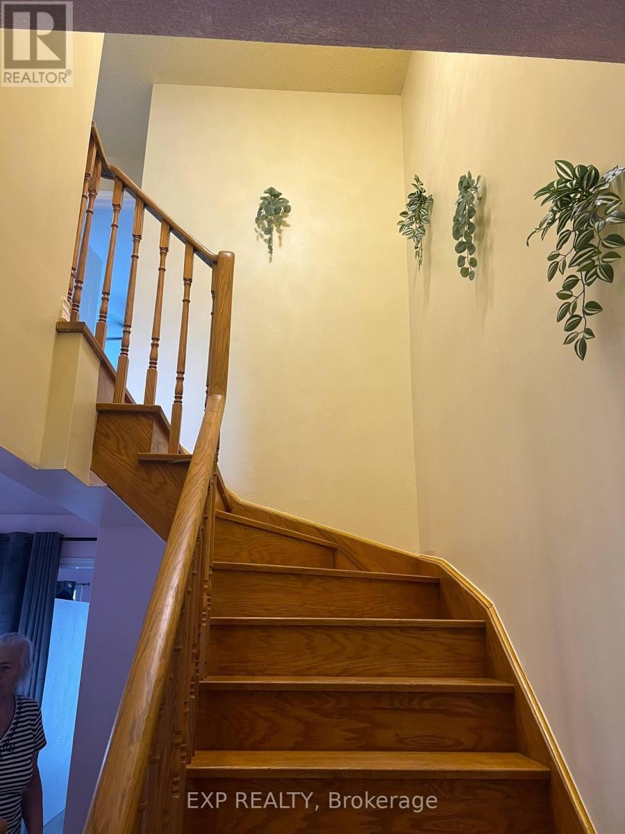 1070 Queens Avenue, Oakville, Ontario  L6H 2B5 - Photo 4 - W12470370