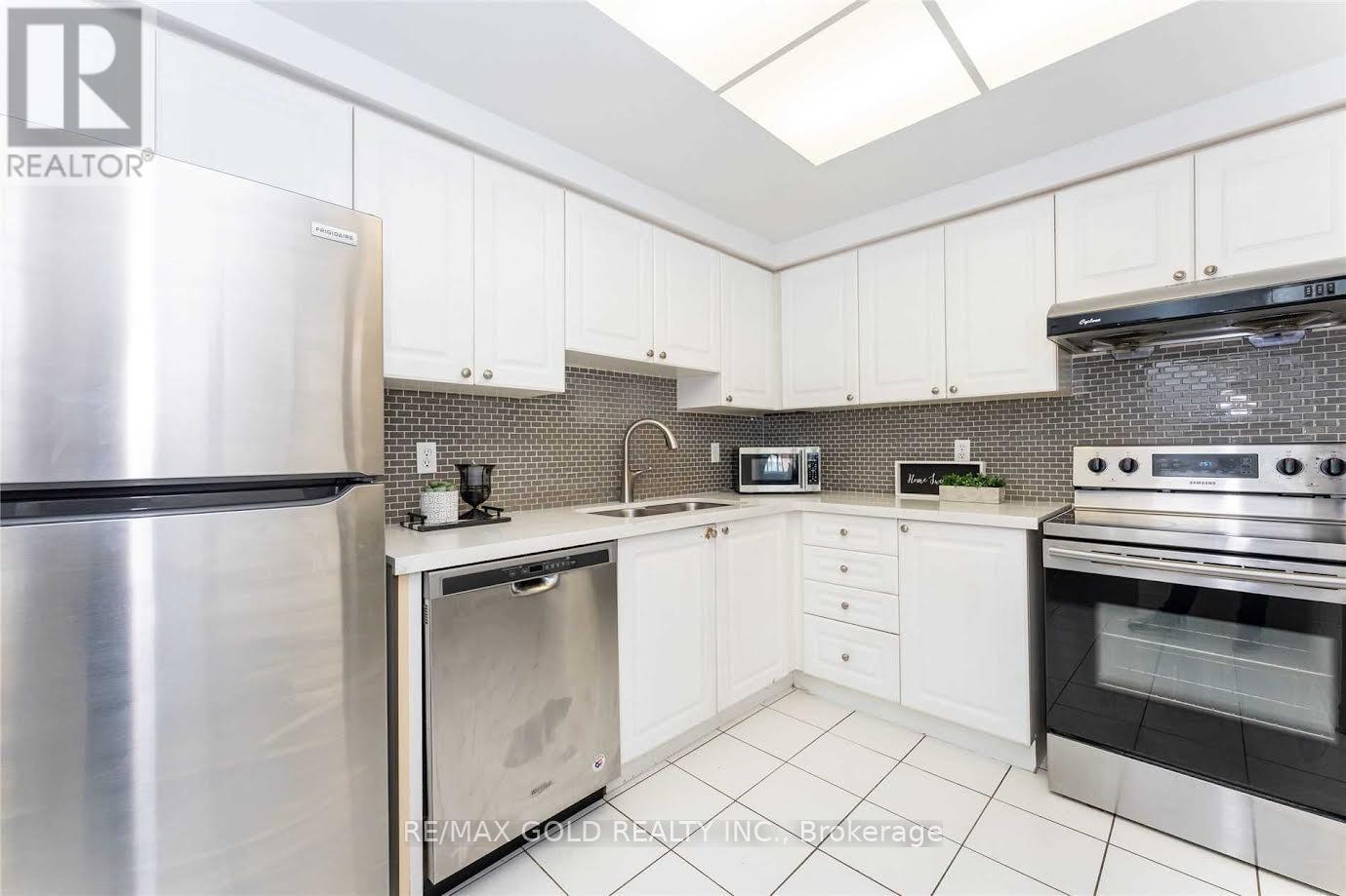 502 - 135 Hillcrest Avenue, Mississauga, Ontario  L5B 4B1 - Photo 7 - W12470373