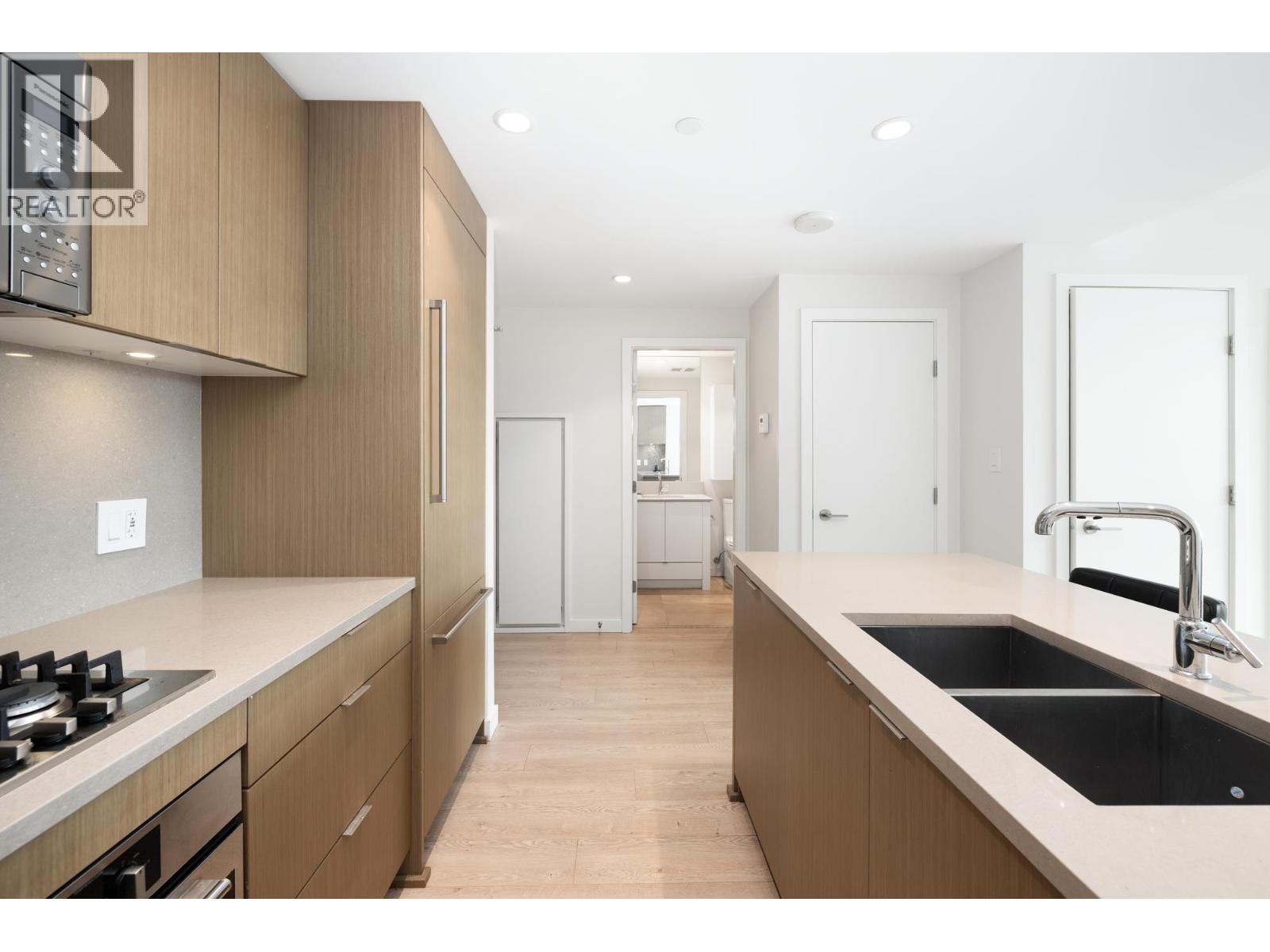 810 125 E 14th Street, North Vancouver, British Columbia  V7L 0E6 - Photo 3 - R3047892