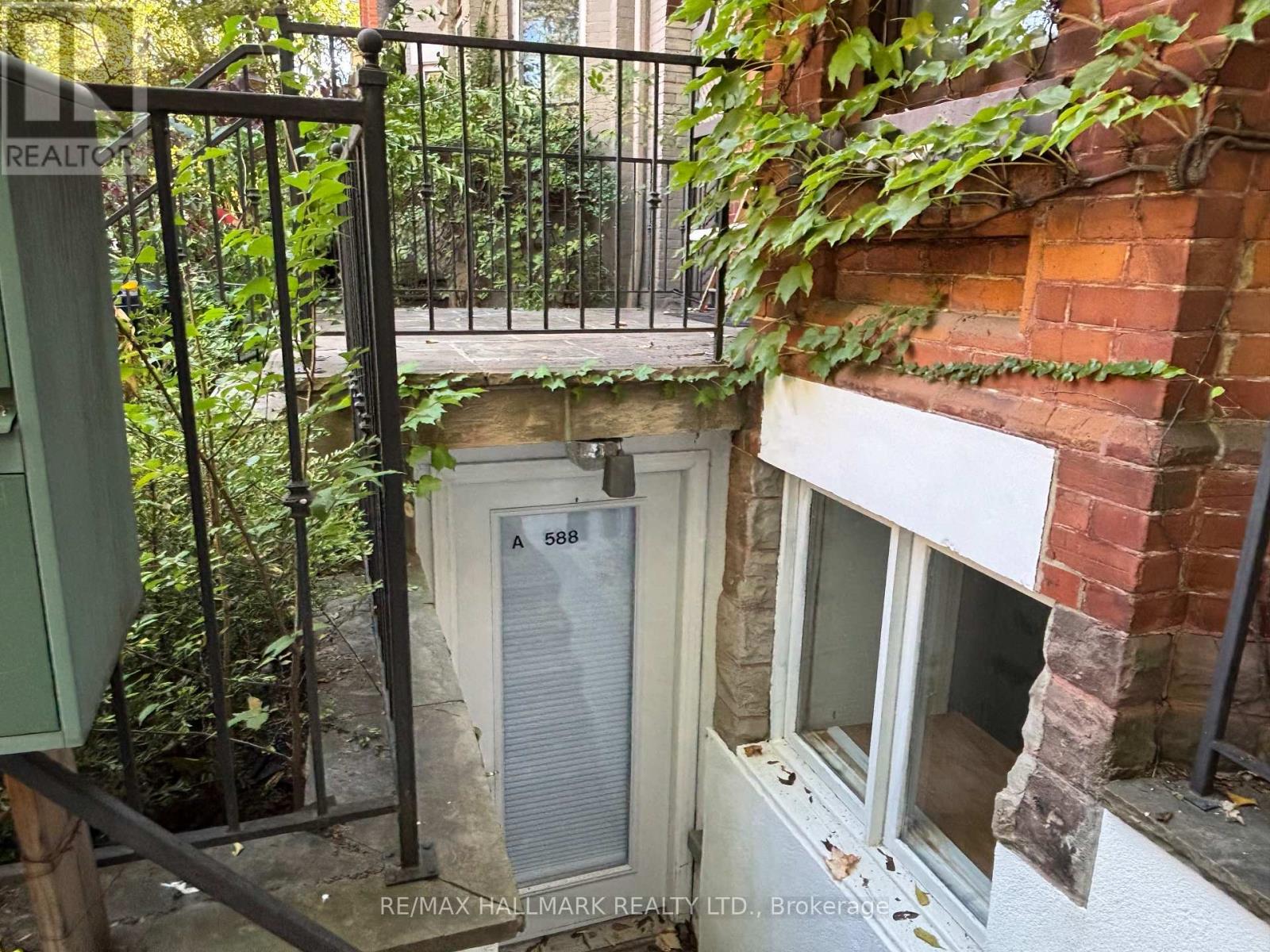 Bsmt - 588 Spadina Avenue, Toronto, Ontario  M5S 2H2 - Photo 2 - C12470386