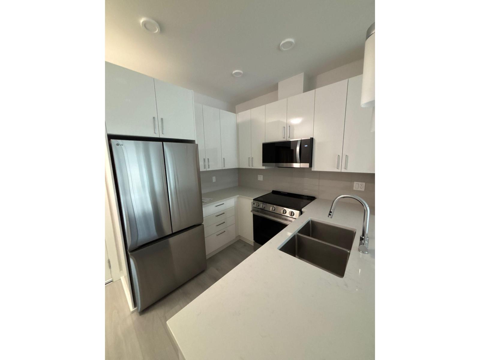 611 33886 Pine Street, Abbotsford, British Columbia  V2S 2P3 - Photo 2 - R3057710