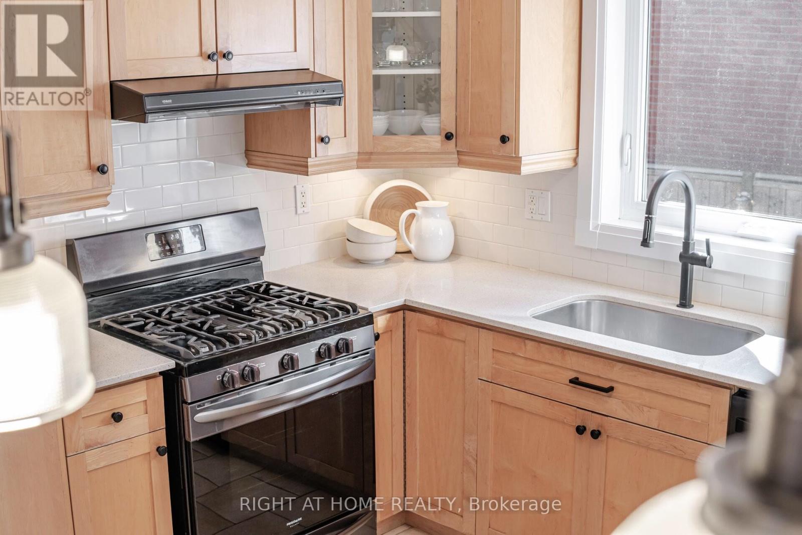 75 Emerald Crescent, Toronto, Ontario  M8V 2B5 - Photo 14 - W12469205