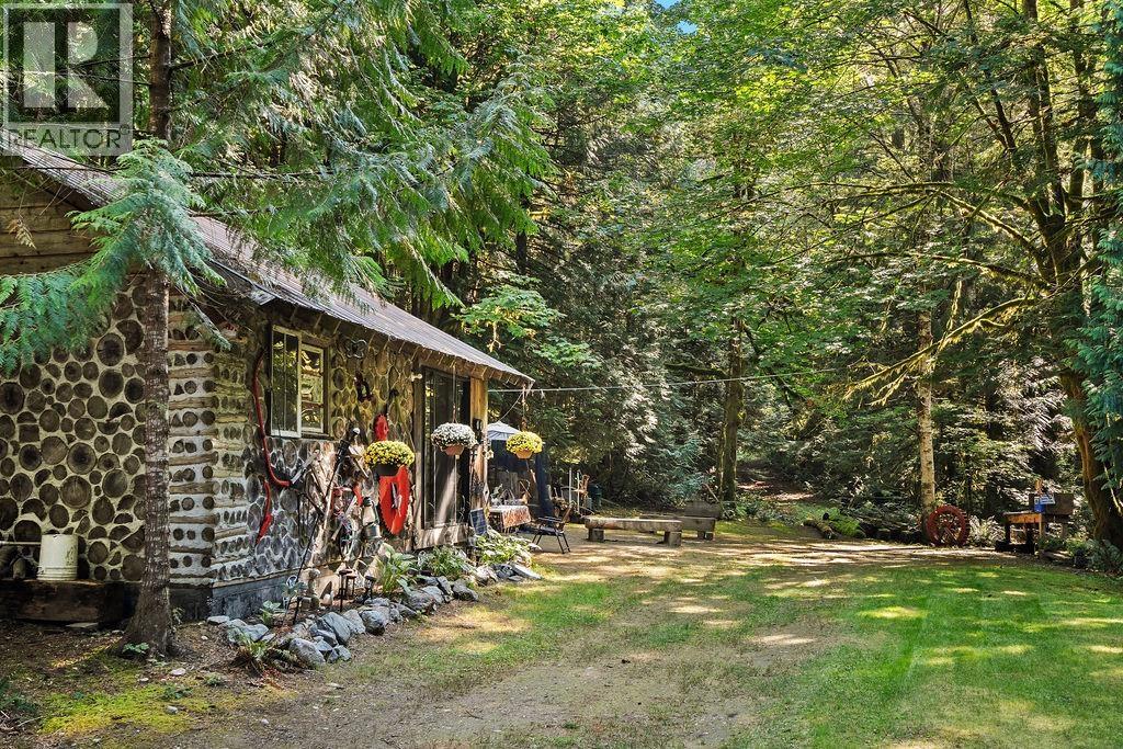 2045 N Rustad Road, Squamish, British Columbia  V0N 3G0 - Photo 4 - R3048122