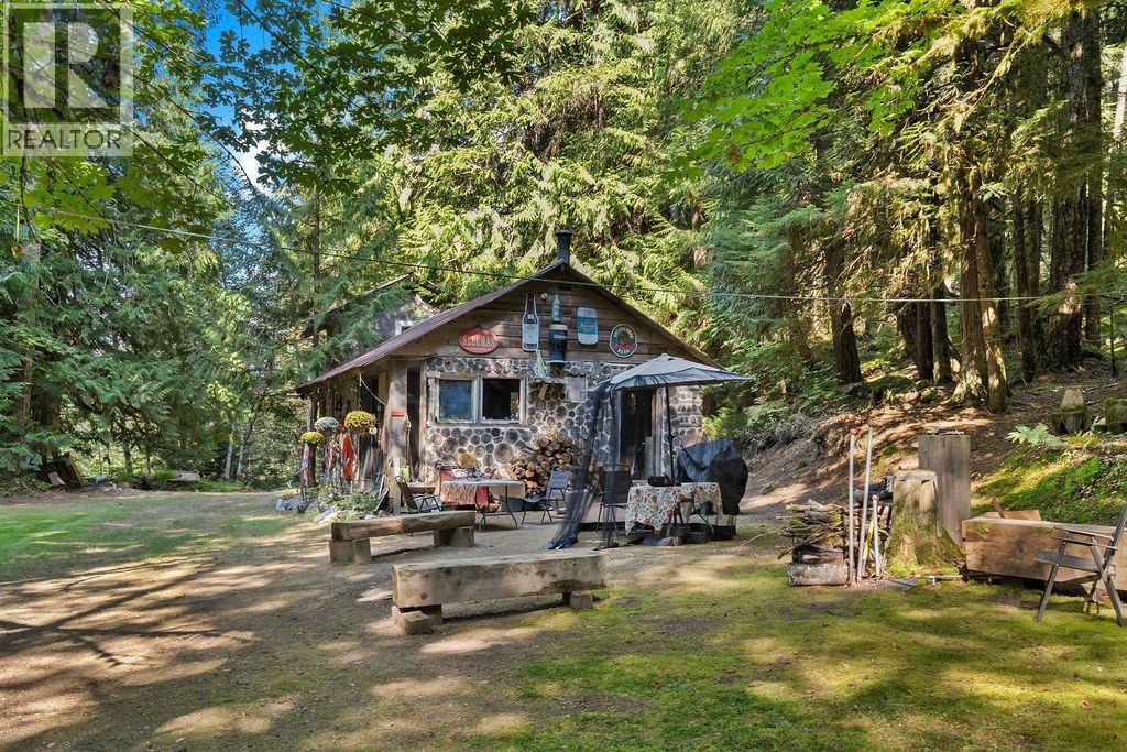 2045 N Rustad Road, Squamish, British Columbia  V0N 3G0 - Photo 2 - R3048122