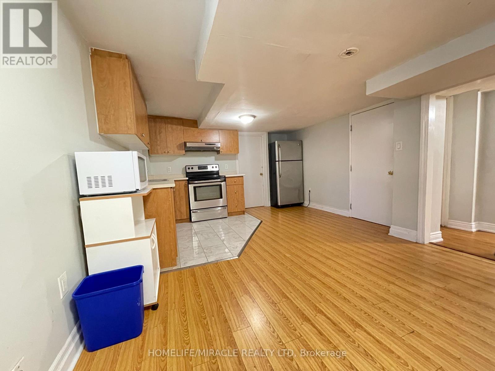 28 Whitwell Drive, Brampton, Ontario  L6P 1A1 - Photo 2 - W12470383