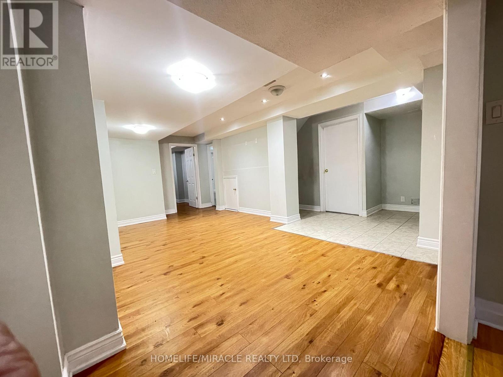 28 Whitwell Drive, Brampton, Ontario  L6P 1A1 - Photo 3 - W12470383