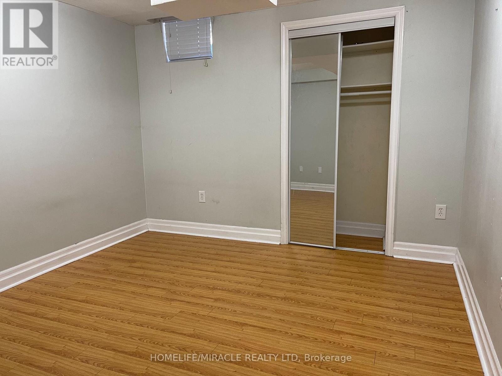28 Whitwell Drive, Brampton, Ontario  L6P 1A1 - Photo 4 - W12470383